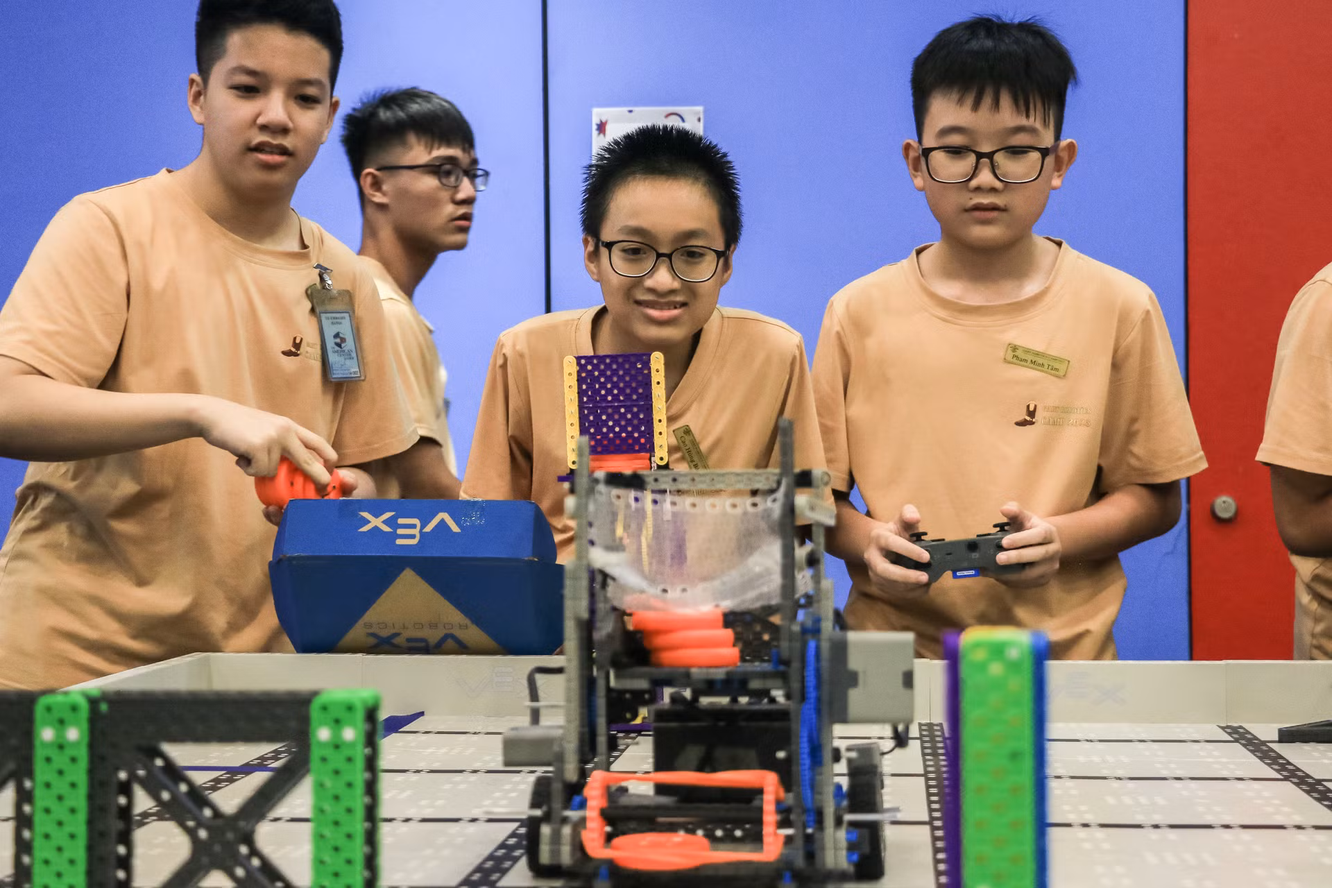 Khoảnh khắc các thí sinh thành công điều khiển robot về đích.