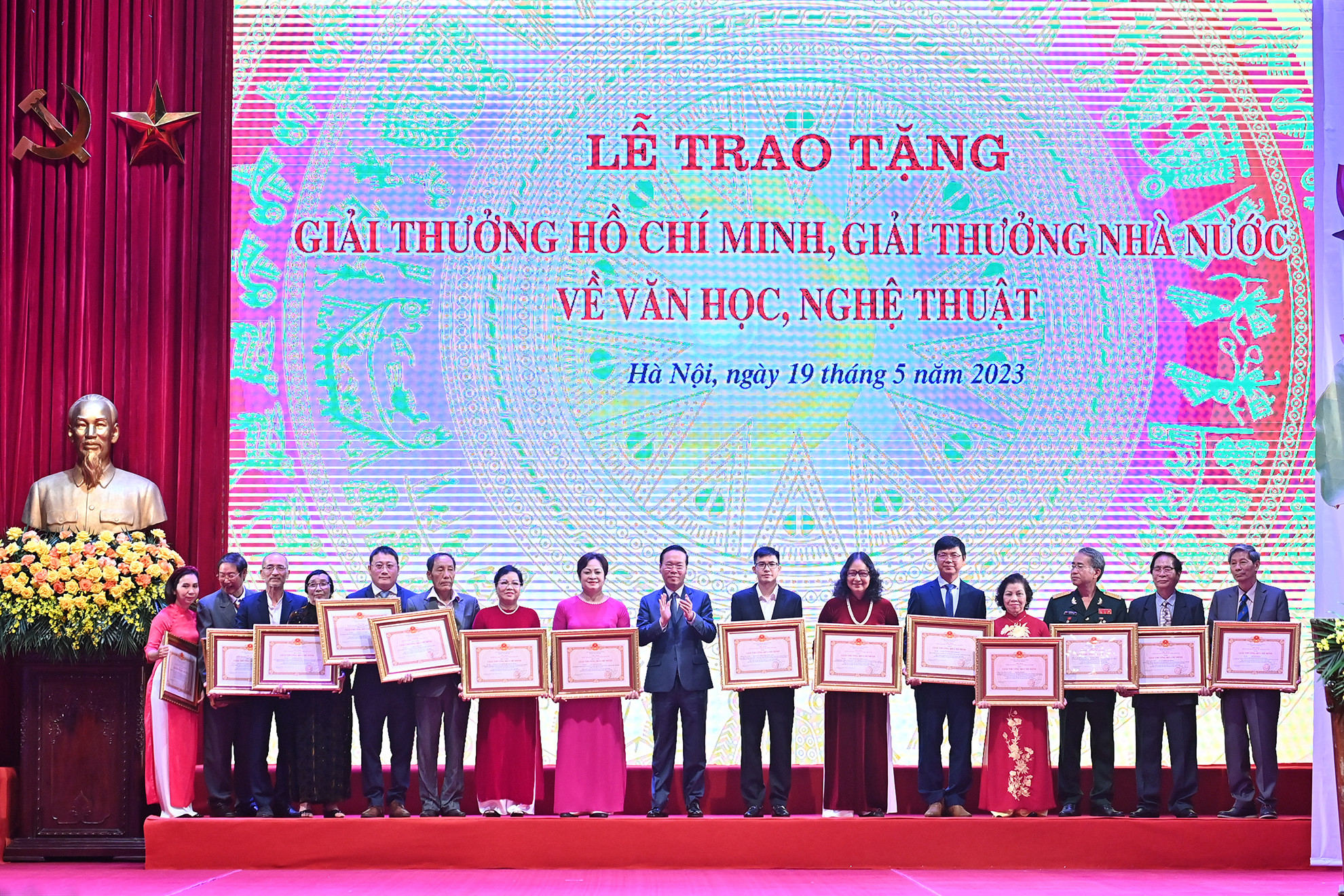 Chủ tịch nước Võ Văn Thưởng trao tặng Giải thưởng Hồ Chí Minh cho các tác giả, đại diện gia đình các tác giả.