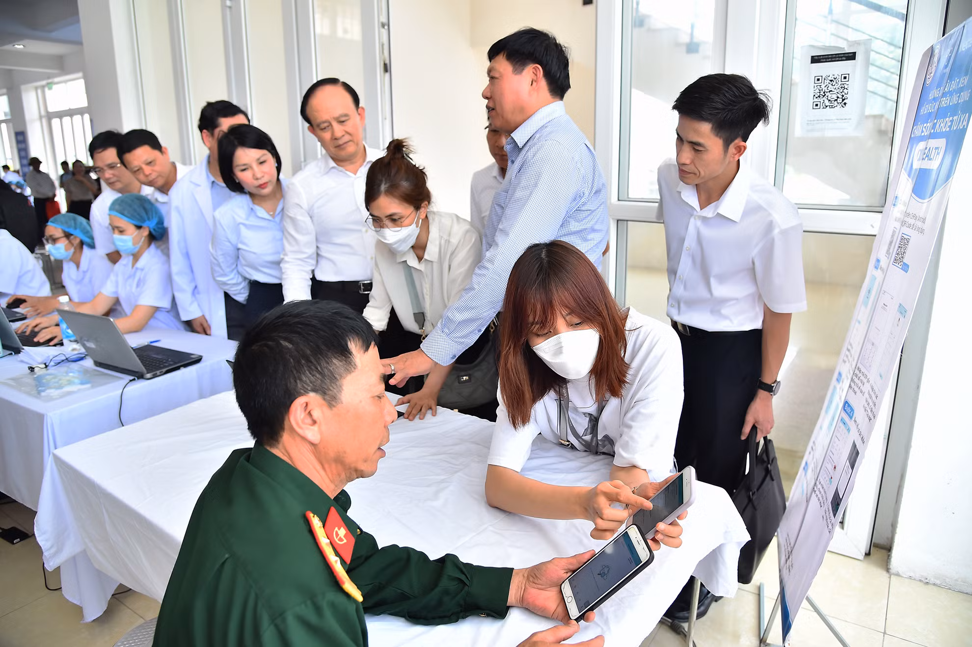 Phó Bí thư Thành ủy, Chủ tịch HĐND thành phố Hà Nội Nguyễn Ngọc Tuấn và Thứ trưởng Thường trực Bộ Y tế Đỗ Xuân Tuyên cùng các đại biểu tham quan quy trình khám, quản lý sức khỏe cho người dân tại lễ phát động ngày 15/5.