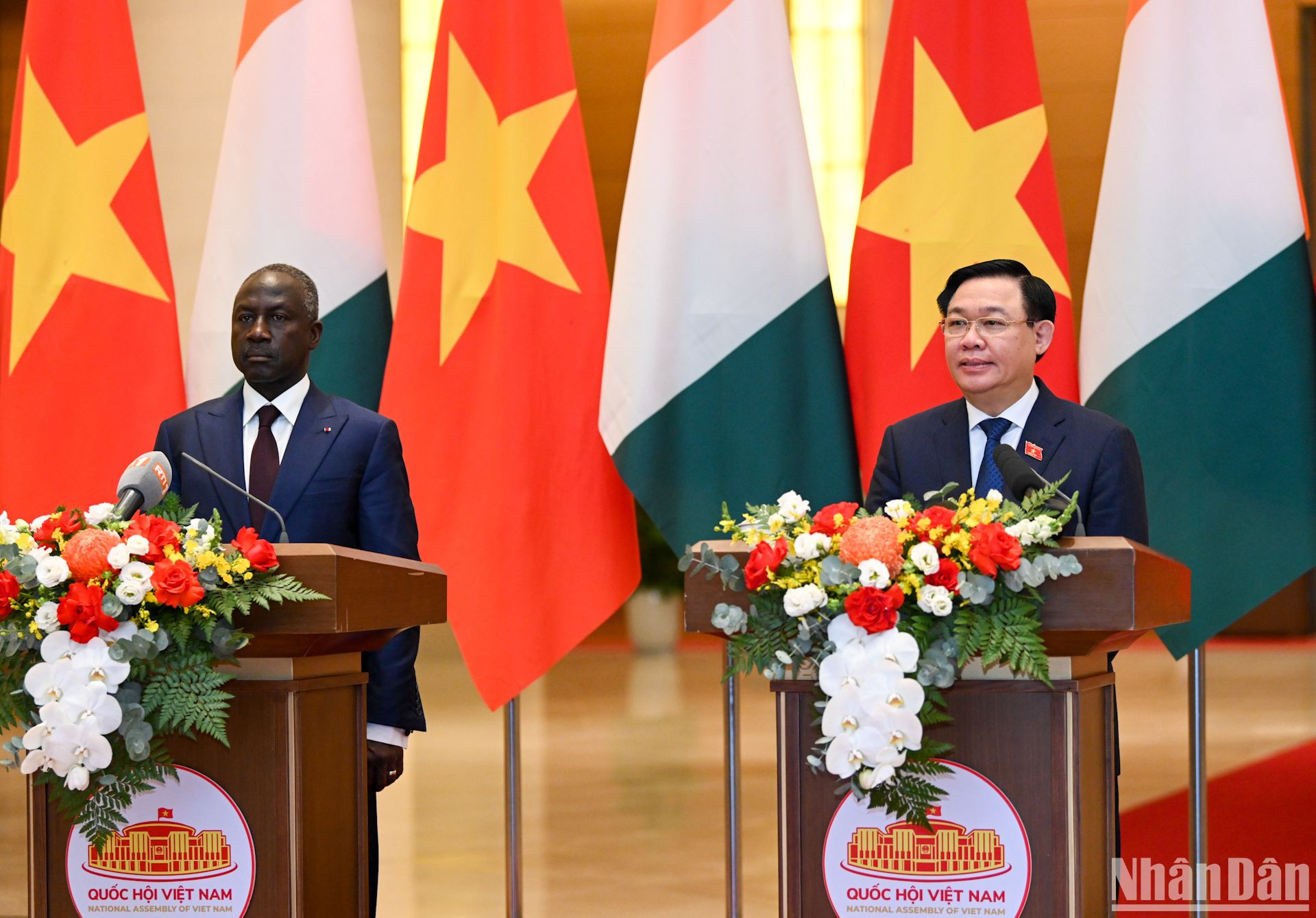 Chủ tịch Quốc hội Vương Đình Huệ và Chủ tịch Quốc hội Cộng hòa Bờ Biển Ngà Adama Bictogo gặp gỡ, chia sẻ với báo chí về các nội dung hai bên đã thảo luận và thông qua.