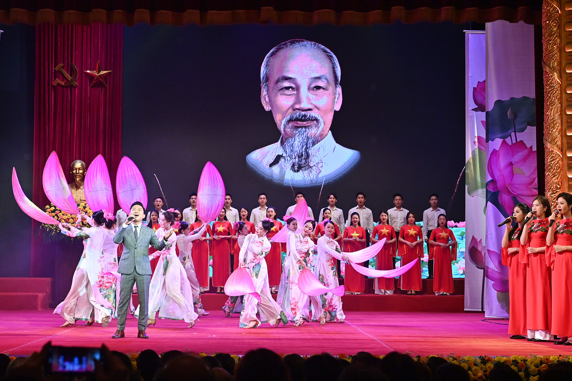 Tiết mục nghệ thuật “Người là niềm tin tất thắng” chào mừng chương trình lễ trao giải.