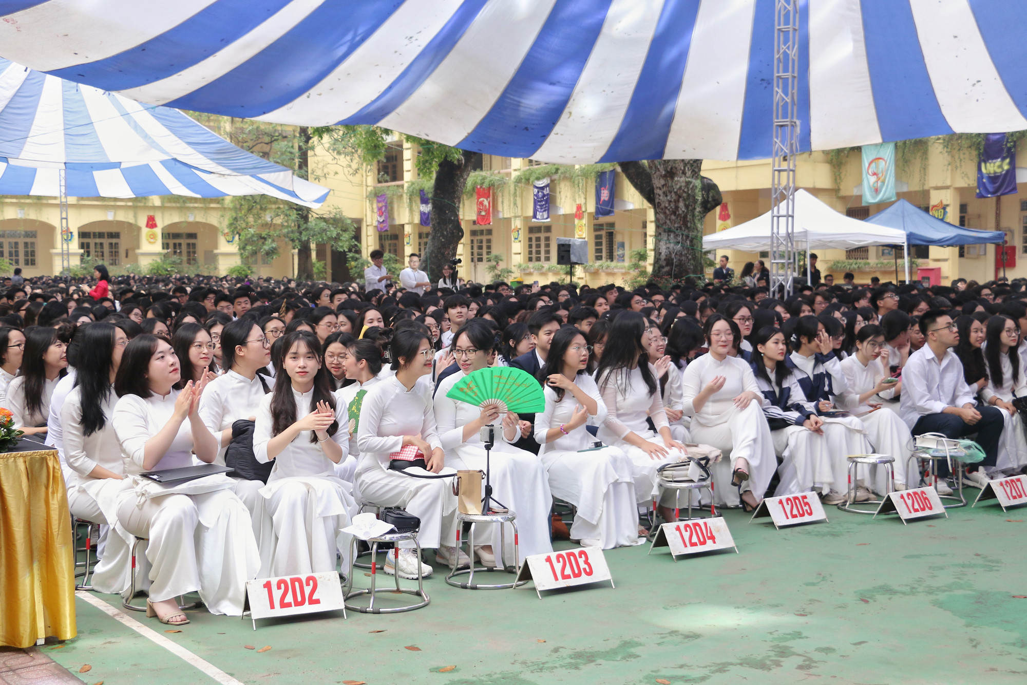 Sáng 24/5, hơn 2.000 học sinh Trường THPT Việt Đức đã có mặt tại lễ bế giảng và chia tay học sinh khối 12.