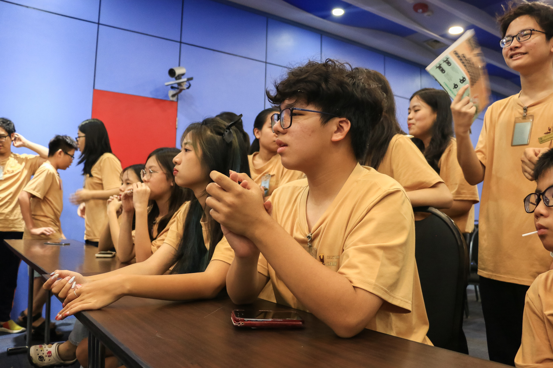 Các cổ động viên hồi hộp theo dõi từng nhịp trận đấu. Các cổ động viên hồi hộp theo dõi từng nhịp trận đấu.