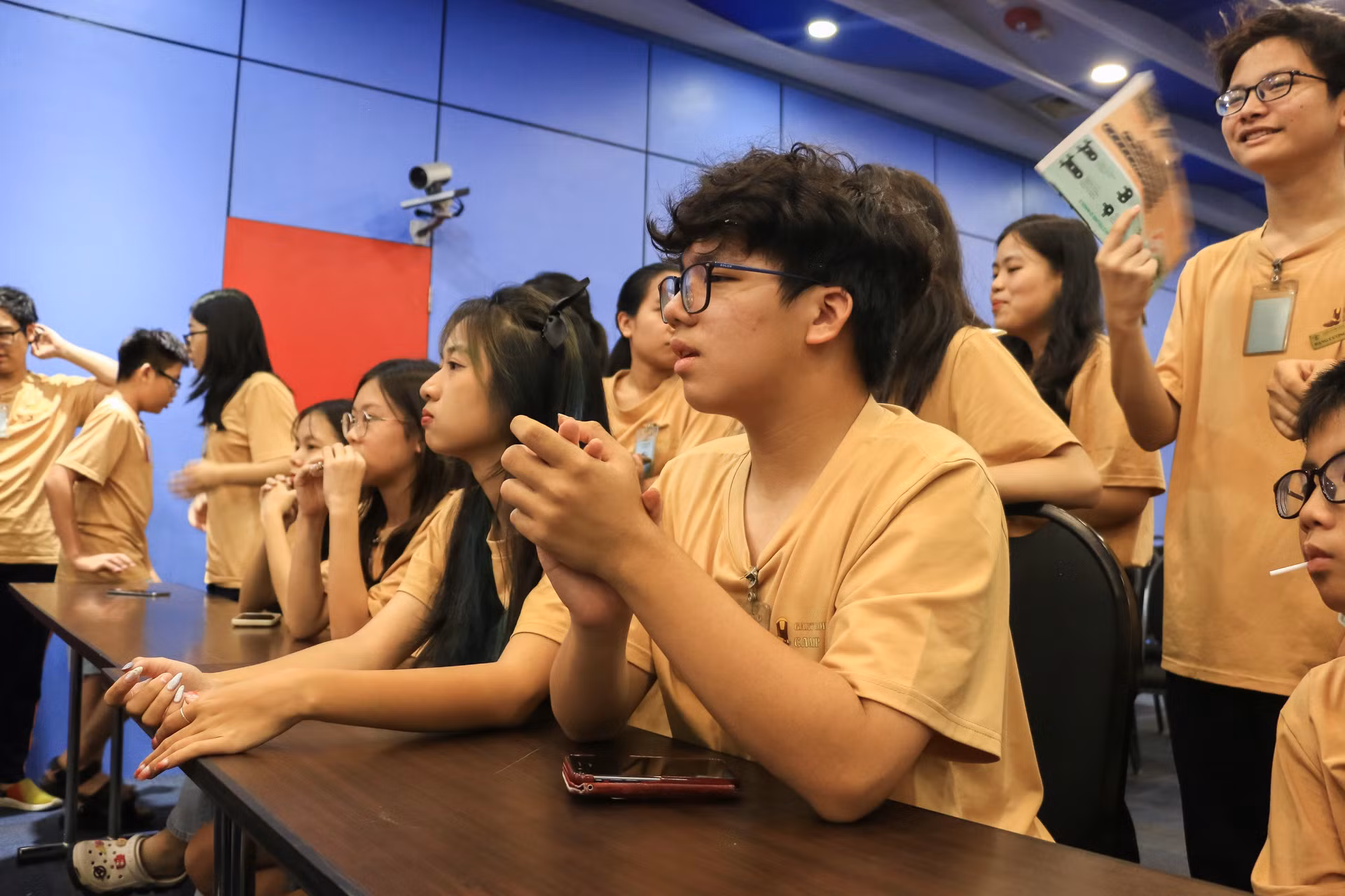 Các cổ động viên hồi hộp theo dõi từng nhịp trận đấu.