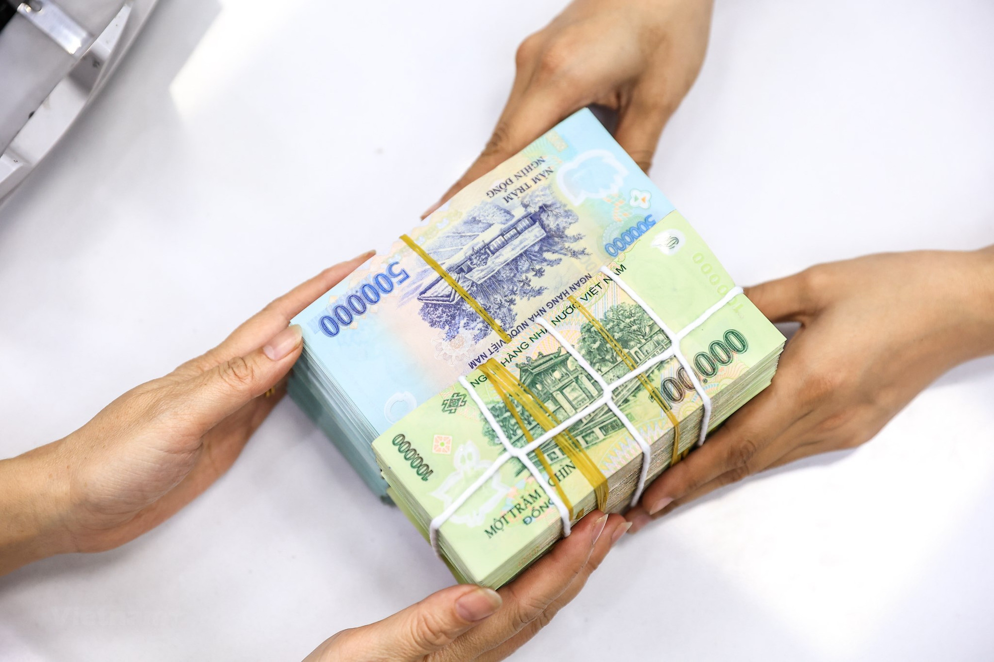 Để thu hút được tiền gửi của doanh nghiệp, các công ty tài chính phải huy động với lãi suất cao. (Ảnh minh họa: Vietnam+)