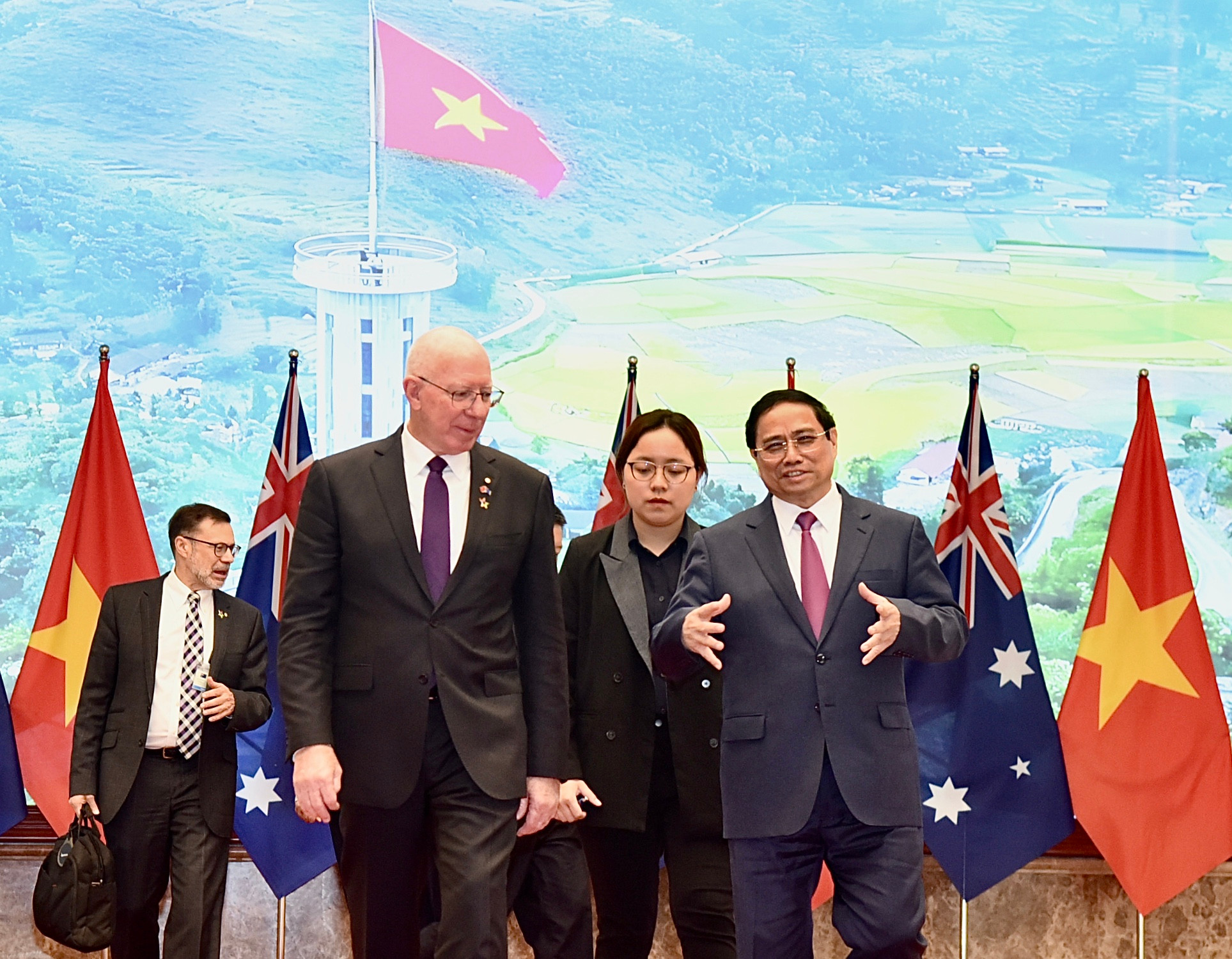 Thủ tướng Phạm Minh Chính tiễn Toàn quyền Australia David Hurley. Thủ tướng Phạm Minh Chính tiễn Toàn quyền Australia David Hurley.