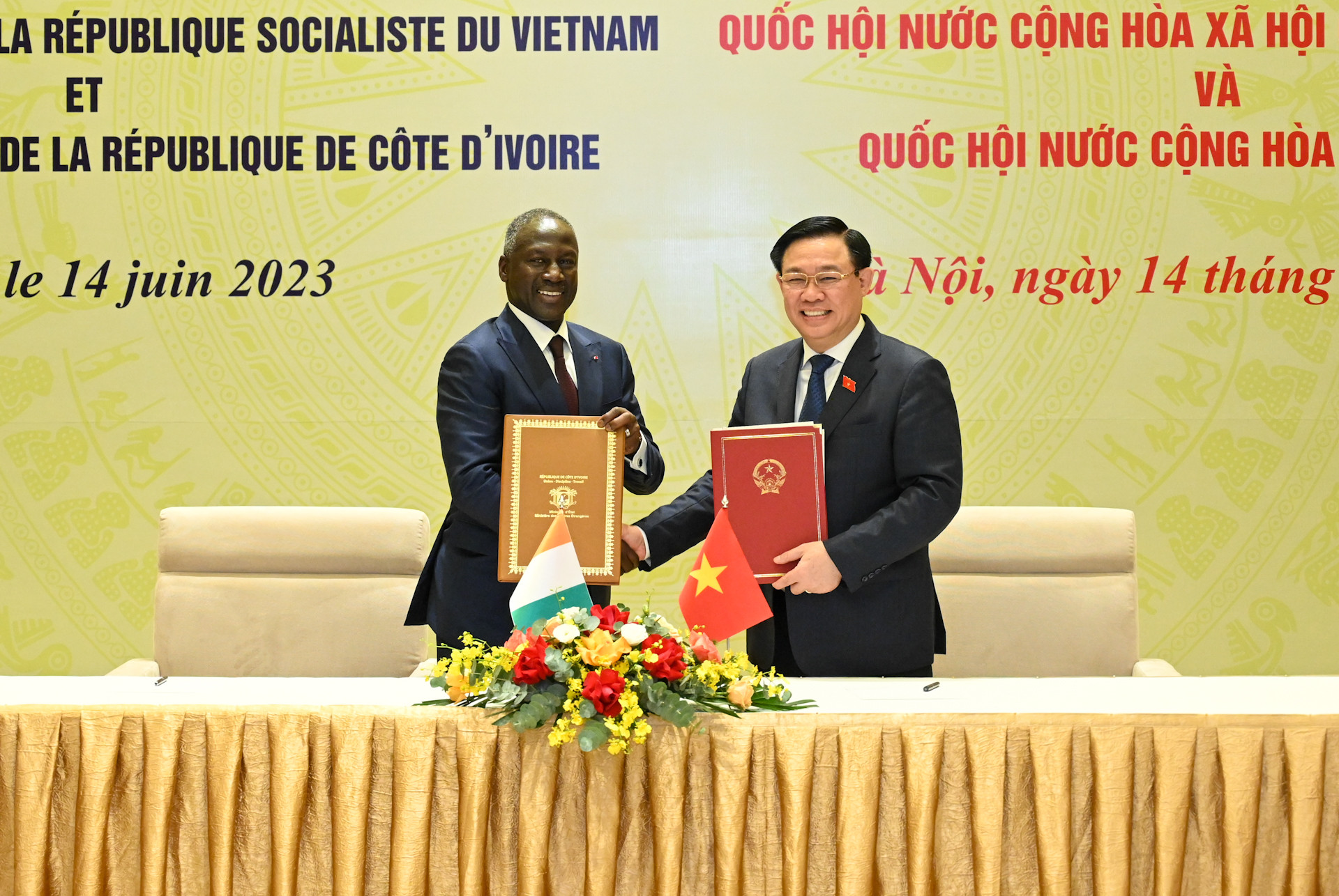 Hai Chủ tịch Quốc hội trao đổi Bản ghi nhớ giữa Quốc hội hai nước.