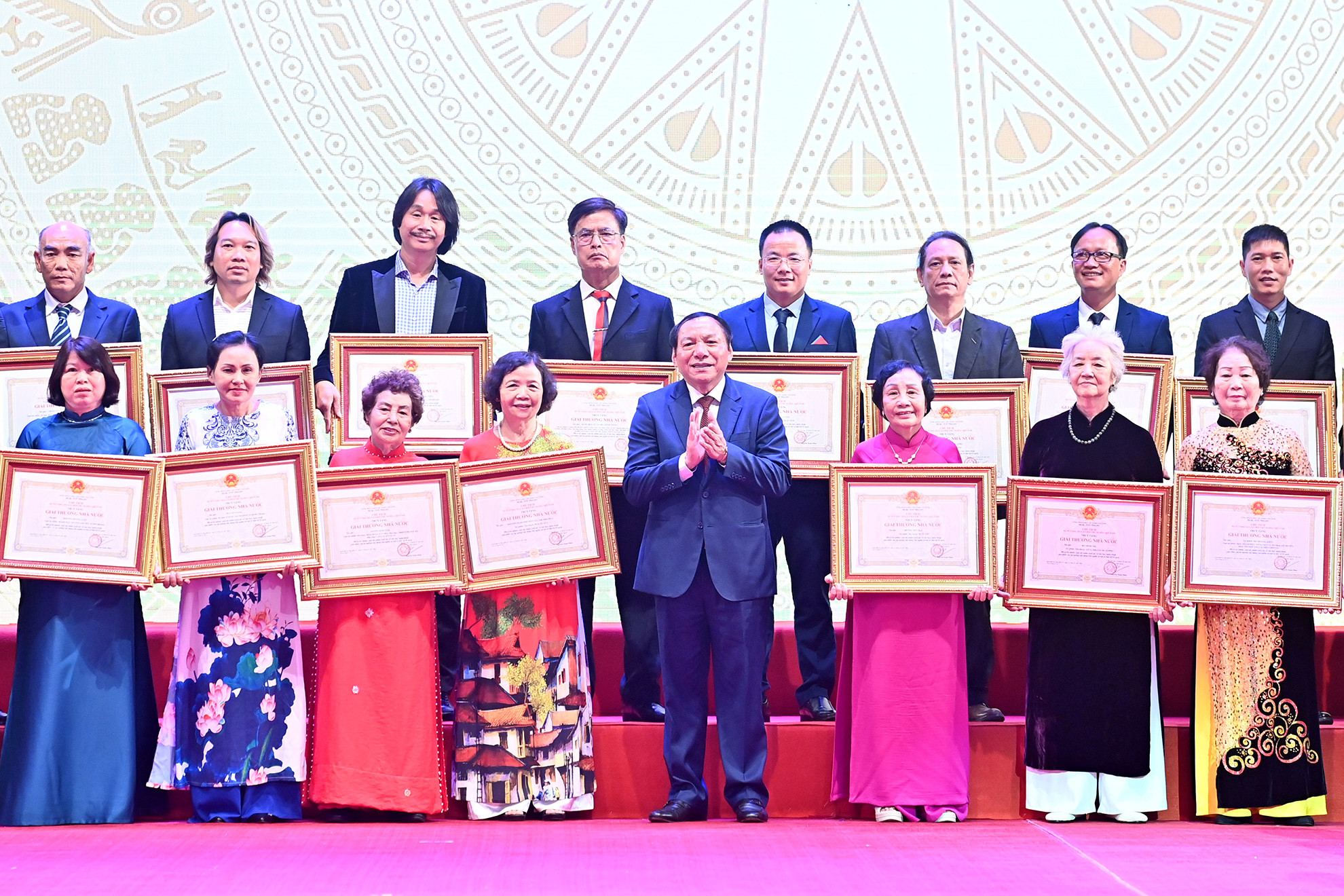 Bộ trưởng Văn hóa, Thể thao và Du lịch Nguyễn Văn Hùng trao Giải thưởng Nhà nước tặng các tác giả, đại diện gia đình tác giả.