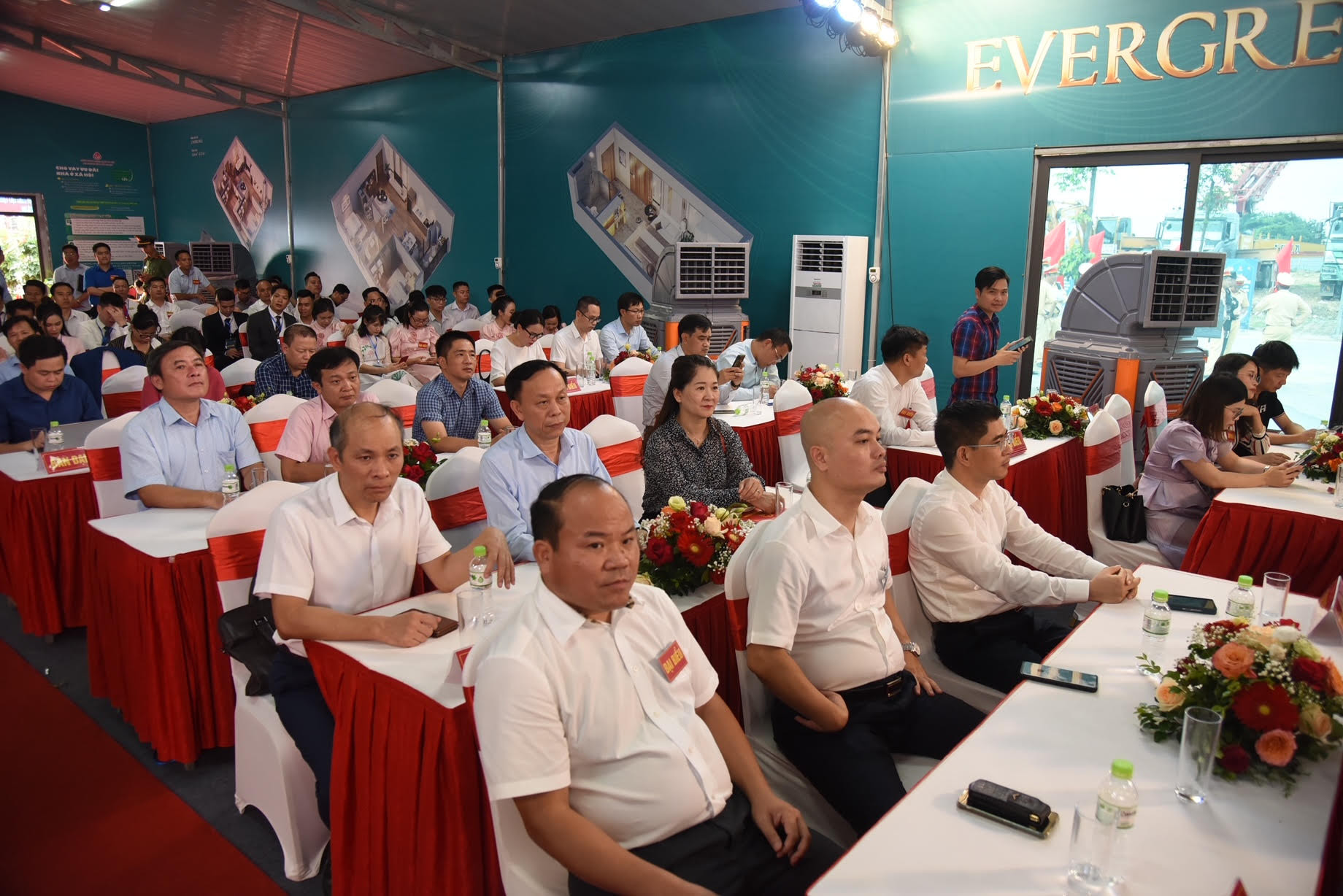 Các đại biểu tham dự lễ khởi công.