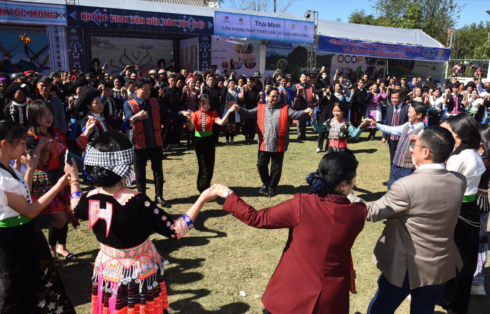 Thủ tướng Phạm Minh Chính cùng nhảy điệu xòe với đồng bào các dân tộc huyện Sìn Hồ, tỉnh Lai Châu.