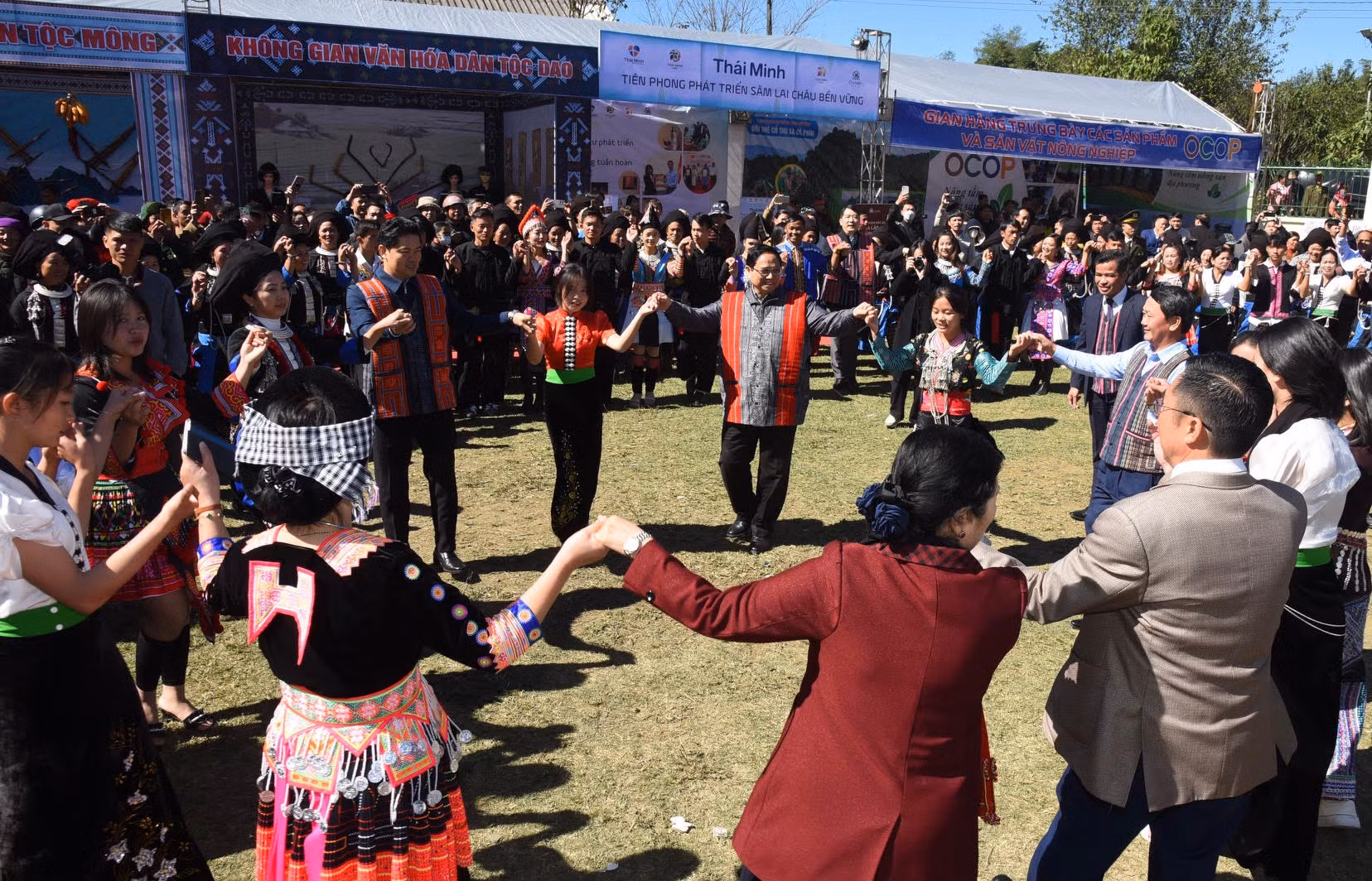 Thủ tướng Phạm Minh Chính cùng nhảy điệu xòe với đồng bào các dân tộc huyện Sìn Hồ, tỉnh Lai Châu.