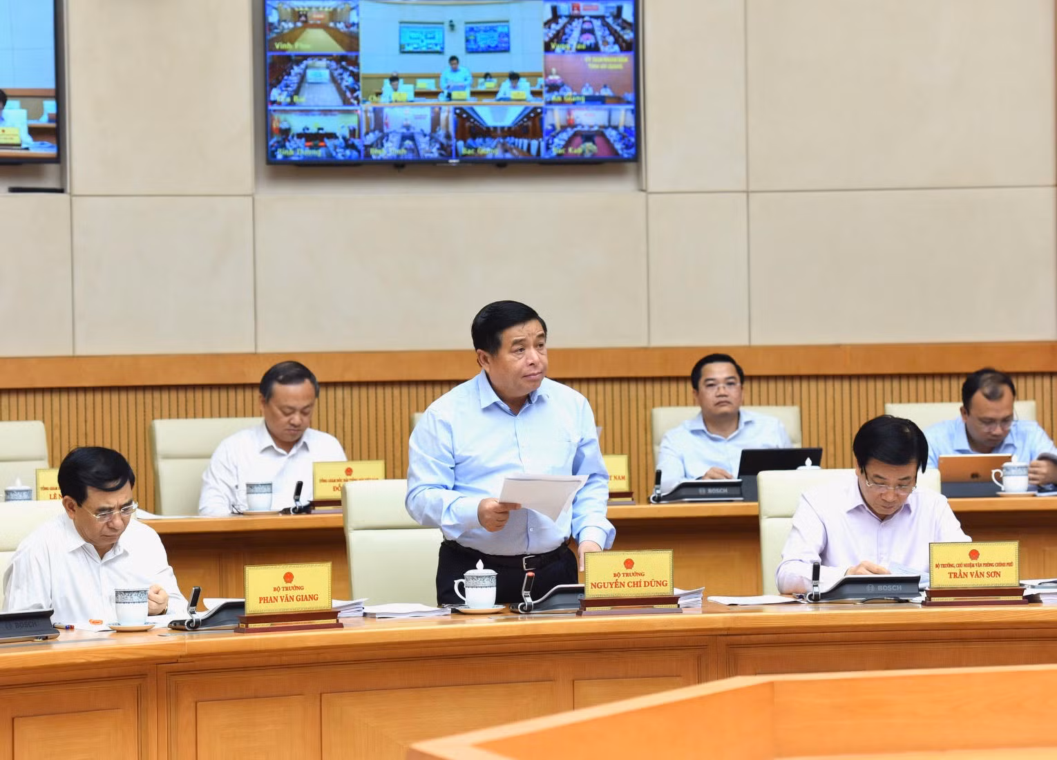 Bộ trưởng Kế hoạch và Đầu tư Nguyễn Chí Dũng báo cáo tại phiên họp.