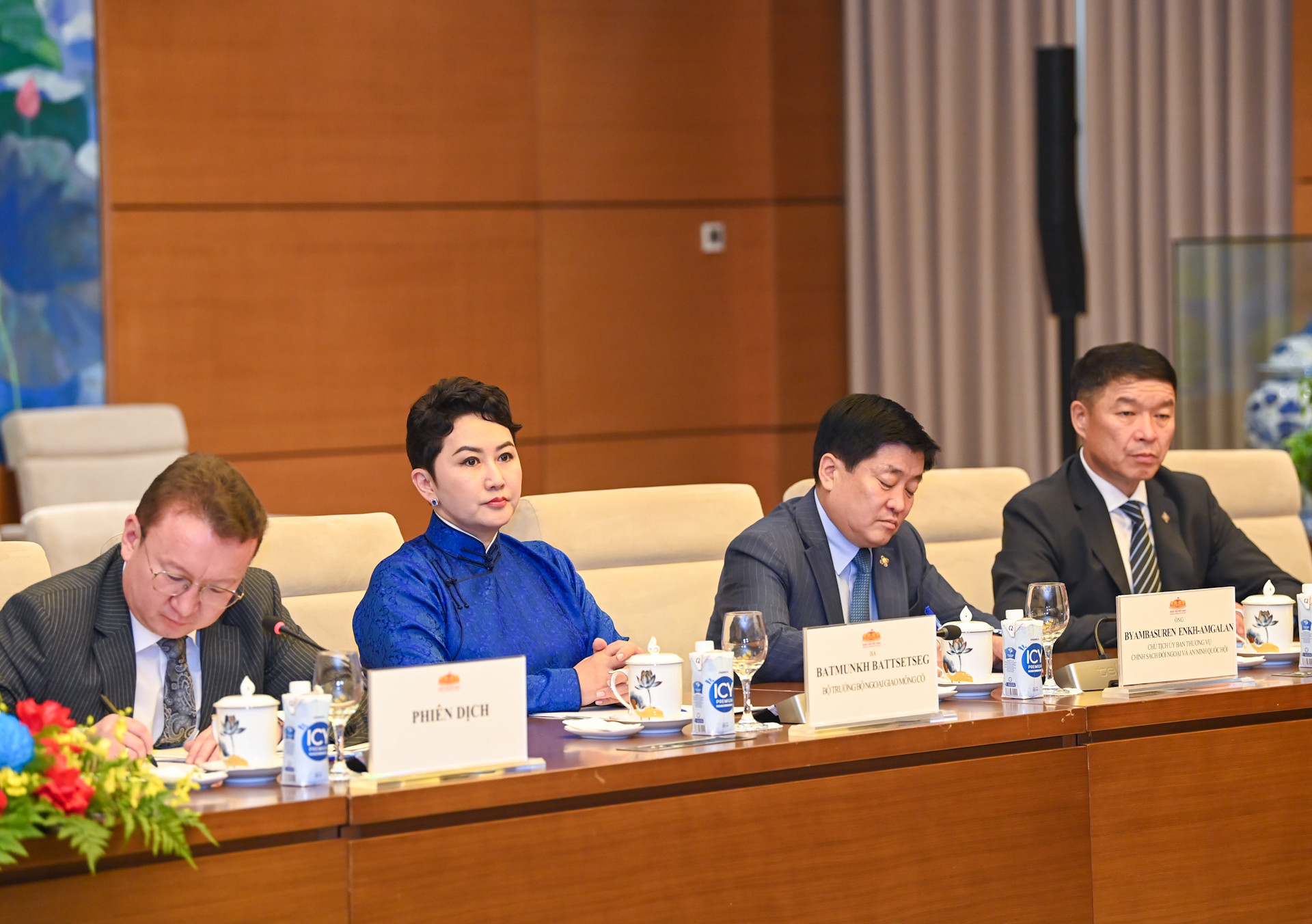 Các thành viên tháp tùng Tổng thống Mông Cổ dự buổi hội kiến. Các thành viên tháp tùng Tổng thống Mông Cổ dự buổi hội kiến.