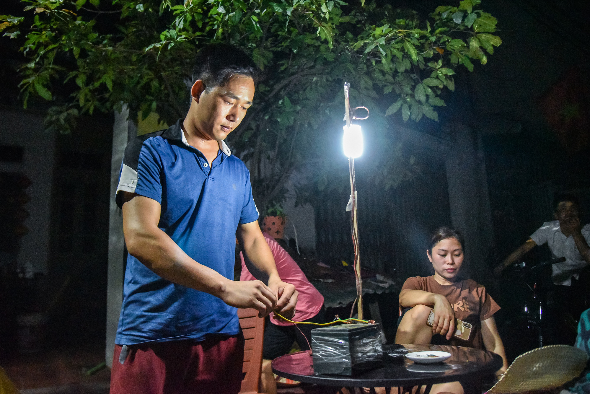 Anh Minh (thôn Ngọc Bài) chia sẻ: “Khổ lắm giờ ngõ tối đen như mực, nhà tôi có 2 cái ắc-quy một cái để đấu với quạt, một cái đấu với đèn để bà con trong xóm ngồi cho đỡ nóng”. Anh Minh (thôn Ngọc Bài) chia sẻ: “Khổ lắm giờ ngõ tối đen như mực, nhà tôi có 2 cái ắc-quy một cái để đấu với quạt, một cái đấu với đèn để bà con trong xóm ngồi cho đỡ nóng”.