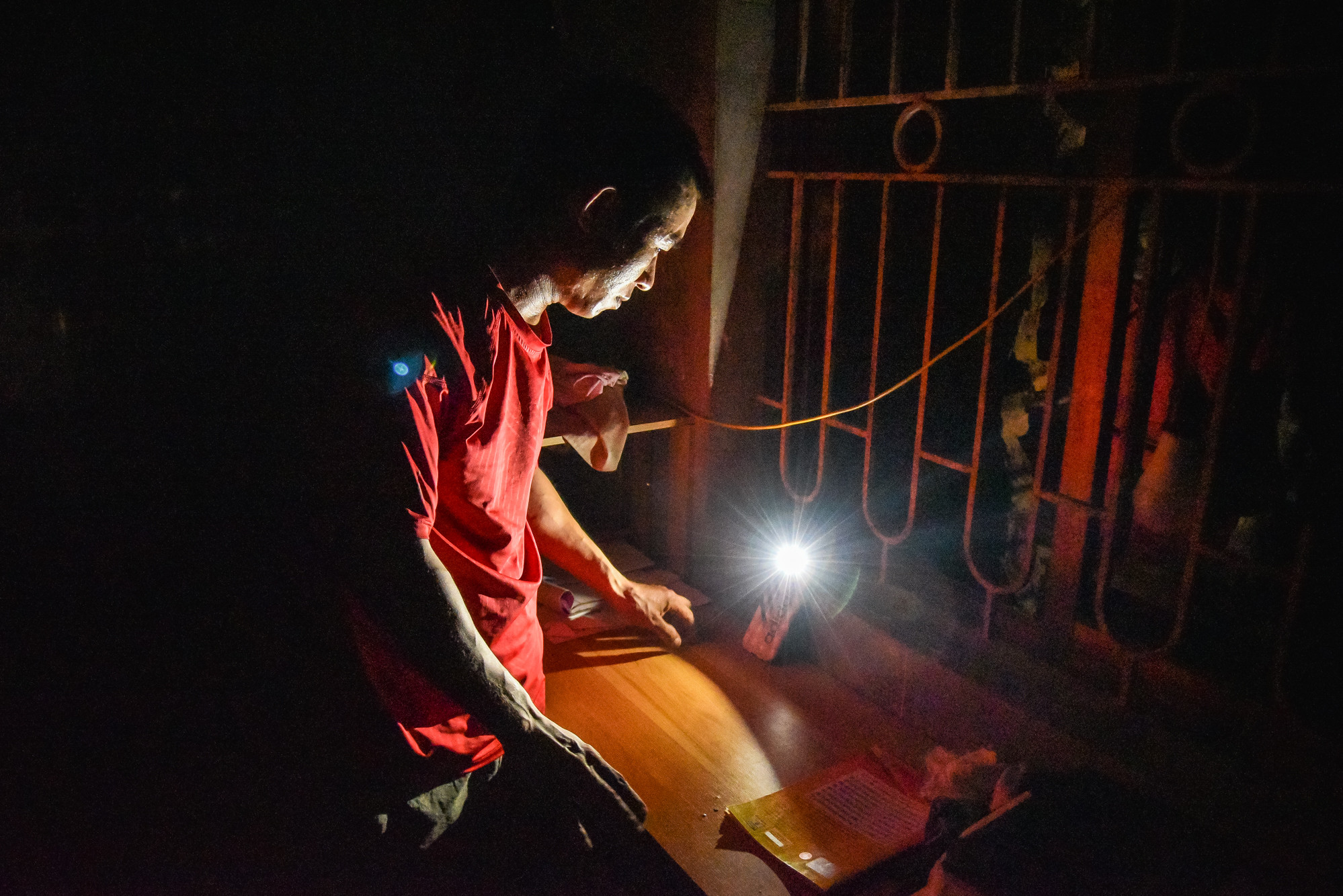 “Mất điện nên tôi phải dùng đèn pin điện thoại để soi sáng trong lúc sinh hoạt, chứ không là như người mù, nhà tối om không nhìn được một cái gì. Ngày tôi phải tắm đến 3-4 lần để dịu đi cái nóng, chỉ cần ngồi một lúc thôi là người đầy mồ hôi nhễ nhại, rất khó chịu”, anh Trường chia sẻ với phóng viên. “Mất điện nên tôi phải dùng đèn pin điện thoại để soi sáng trong lúc sinh hoạt, chứ không là như người mù, nhà tối om không nhìn được một cái gì. Ngày tôi phải tắm đến 3-4 lần để dịu đi cái nóng, chỉ cần ngồi một lúc thôi là người đầy mồ hôi nhễ nhại, rất khó chịu”, anh Trường chia sẻ với phóng viên.