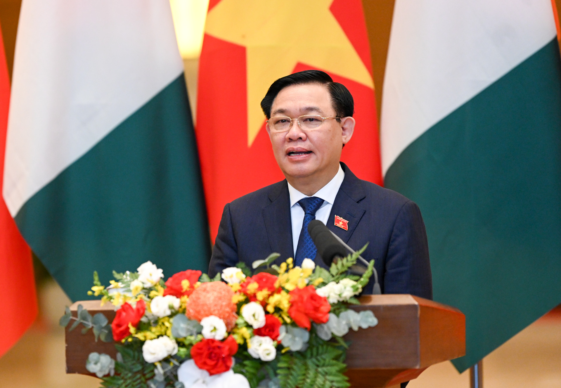 Chủ tịch Quốc hội Vương Đình Huệ chia sẻ với phóng viên báo chí về các nội dung đã thảo luận và thông qua.