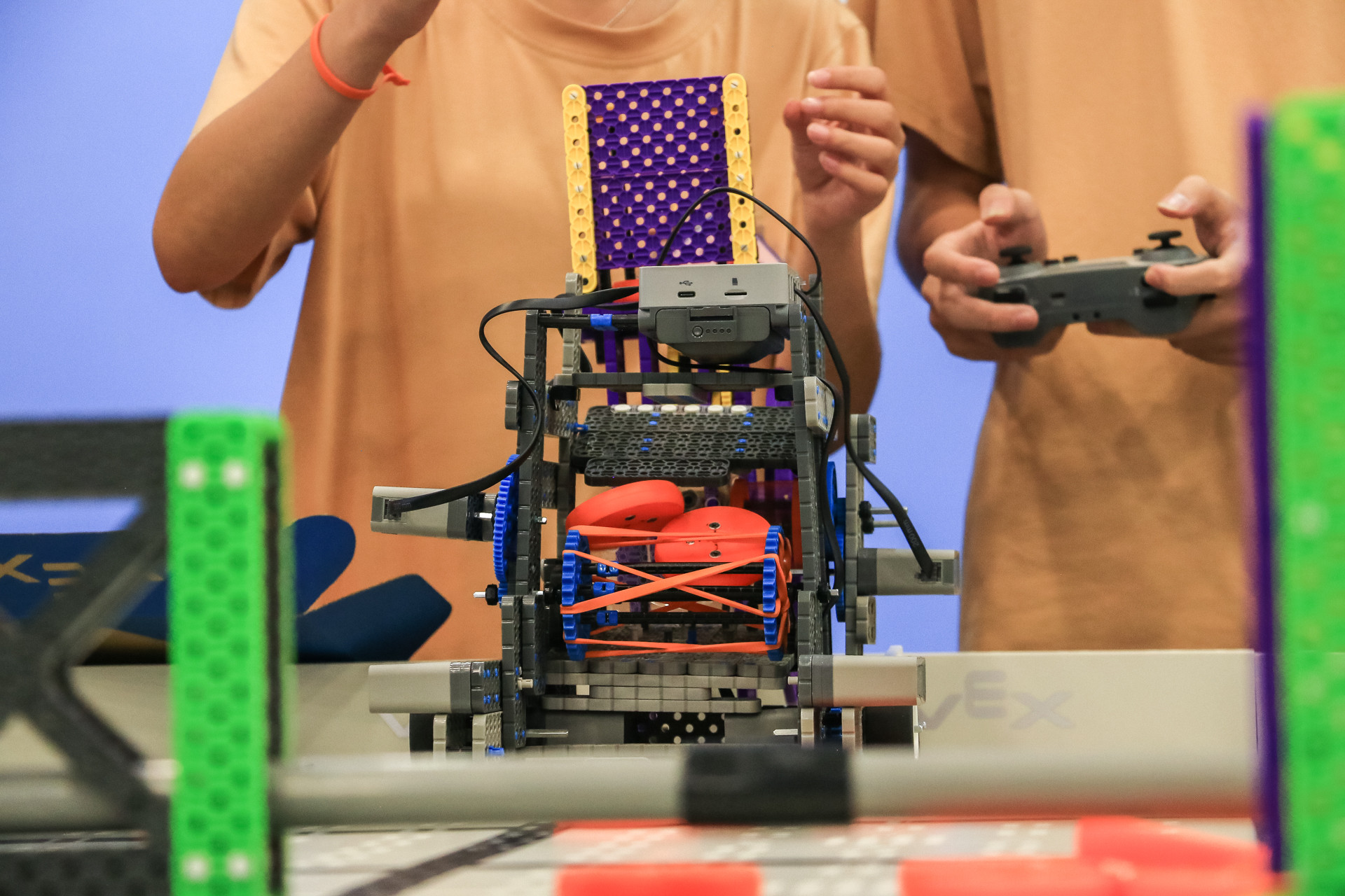 Mô hình robot VEX IQ thường được sử dụng rộng tại các giải đấu robot ở trong và ngoài nước. Mô hình robot VEX IQ thường được sử dụng rộng tại các giải đấu robot ở trong và ngoài nước.