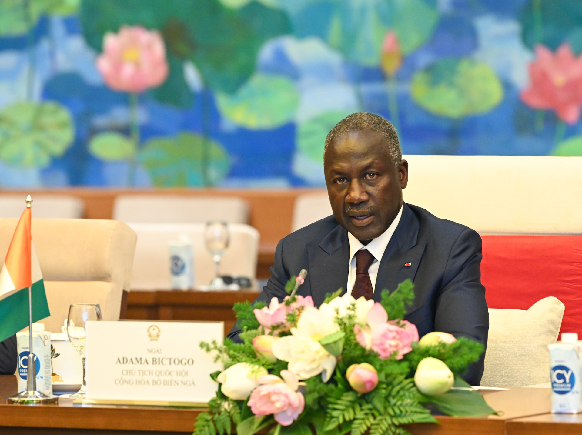 Chủ tịch Quốc hội Bờ Biển Ngà Adama Bictogo phát biểu tại buổi hội đàm.