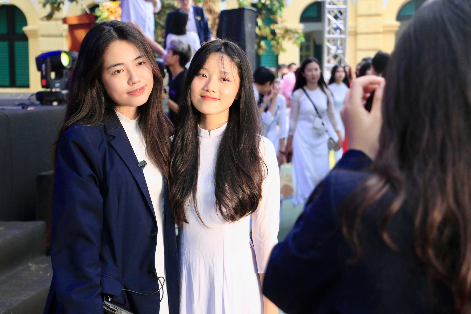 Các bạn học sinh tranh thủ lưu lại kỷ niệm bằng những tấm hình, để sau này khi xem lại, những bức ảnh đó sẽ gợi lại những câu chuyện thật đẹp khi còn là học sinh cuối cấp.