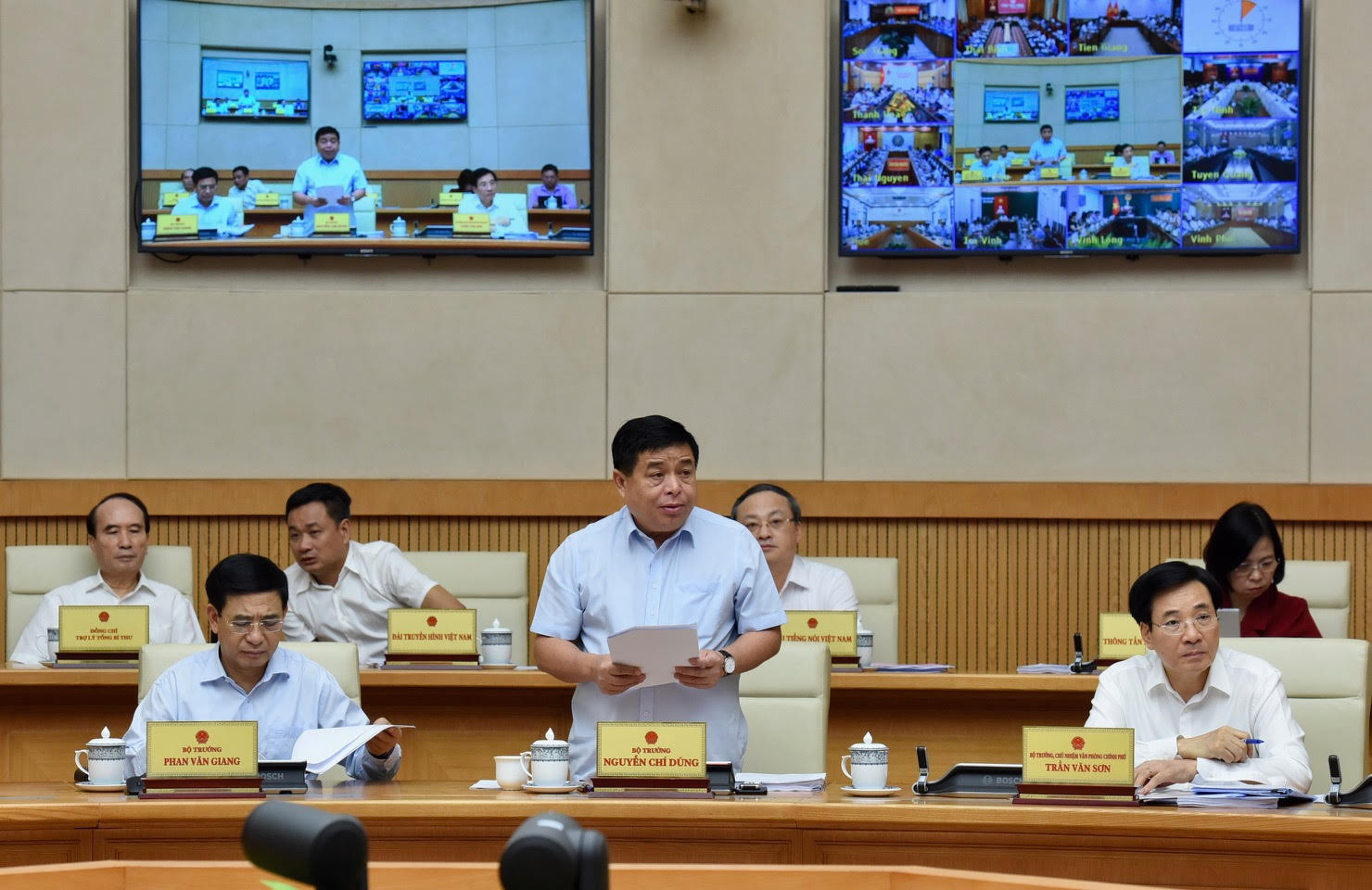 Bộ trưởng Kế hoạch và Đầu tư Nguyễn Chí Dũng trình bày khó khăn, thách thức trong thời gian qua.