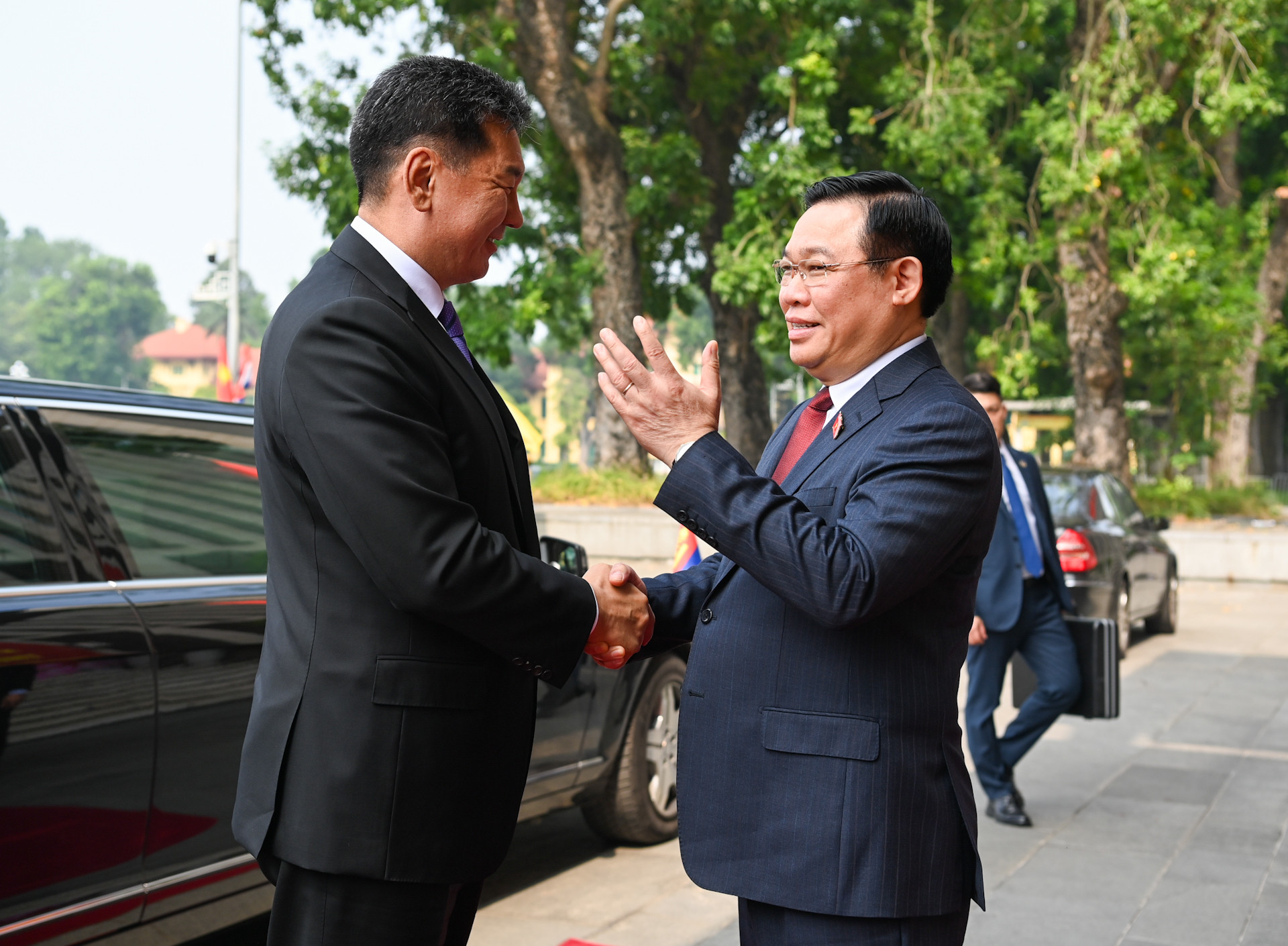 Chủ tịch Quốc hội Vương Đình Huệ chào mừng Tổng thống Mông Cổ Ukhnaagiin Khurelsukh thăm chính thức Việt Nam. Chủ tịch Quốc hội Vương Đình Huệ chào mừng Tổng thống Mông Cổ Ukhnaagiin Khurelsukh thăm chính thức Việt Nam.