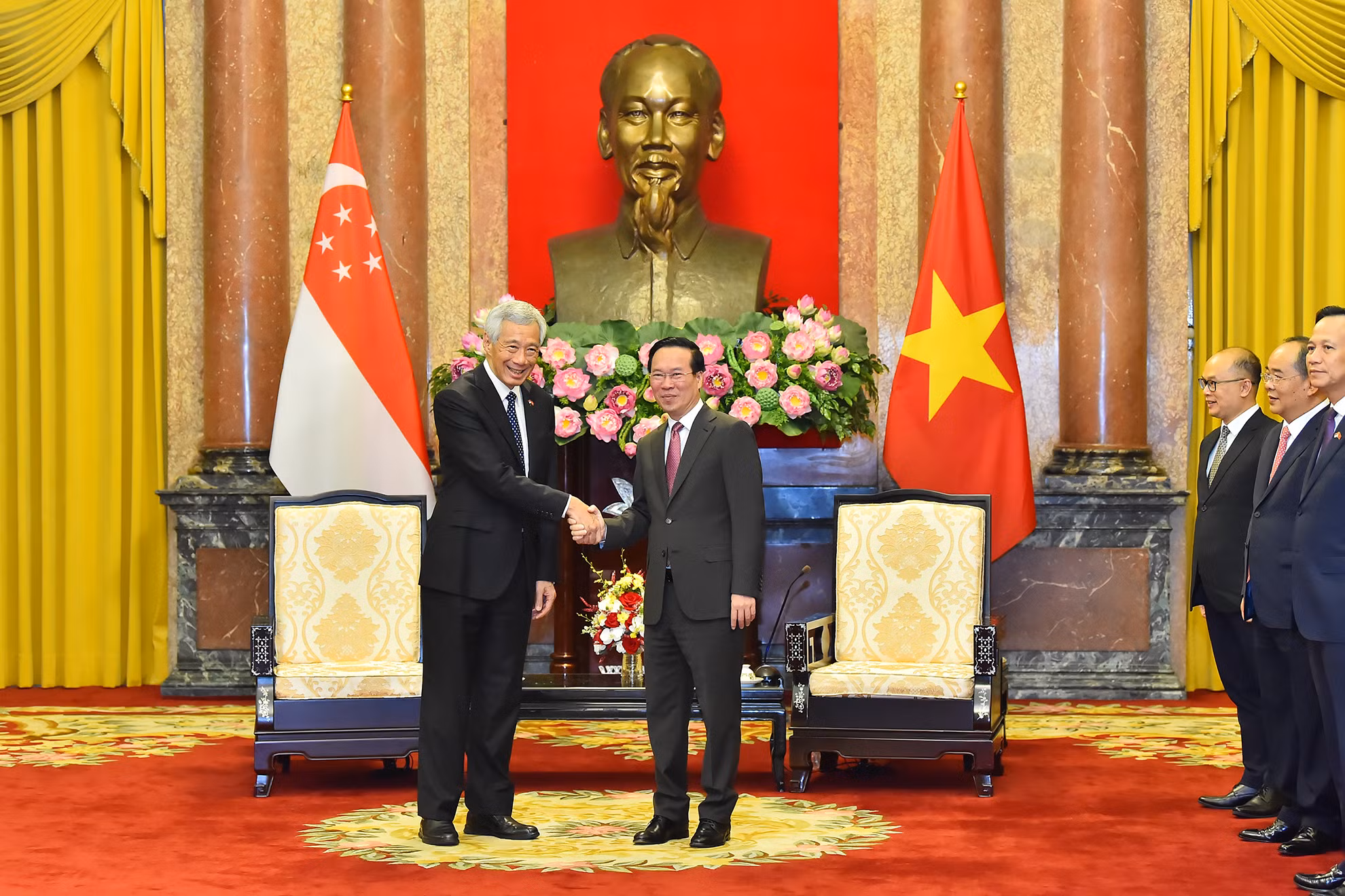 Chuyến thăm của Thủ tướng Singapore Lý Hiển Long diễn ra trong bối cảnh kỷ niệm 50 năm thiết lập quan hệ ngoại giao và 10 năm quan hệ Đối tác Chiến lược giữa Việt Nam và Singapore.