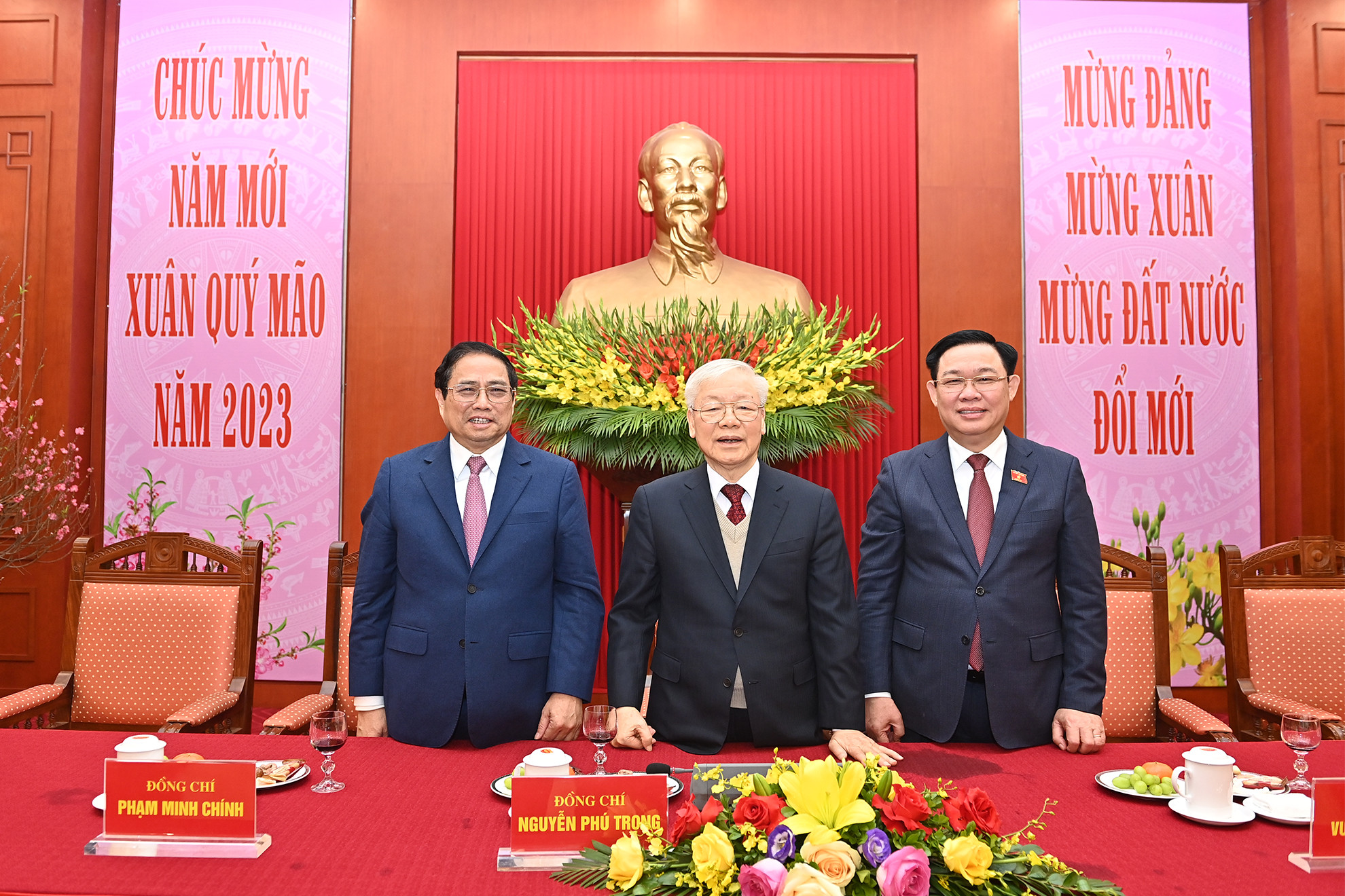 Tổng Bí thư Nguyễn Phú Trọng, Thủ tướng Chính phủ Phạm Minh Chính và Chủ tịch Quốc hội Vương Đình Huệ tại buổi chúc Tết.