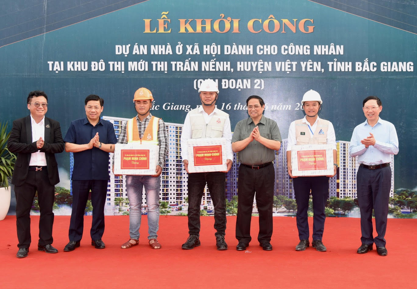 Thủ tướng Phạm Minh Chính tặng quà cho kỹ sư, công nhân thi công dự án nhà ở xã hội dành cho công nhân tại Khu đô thị mới thị trấn Nếnh, huyện Việt Yên, tỉnh Bắc Giang.