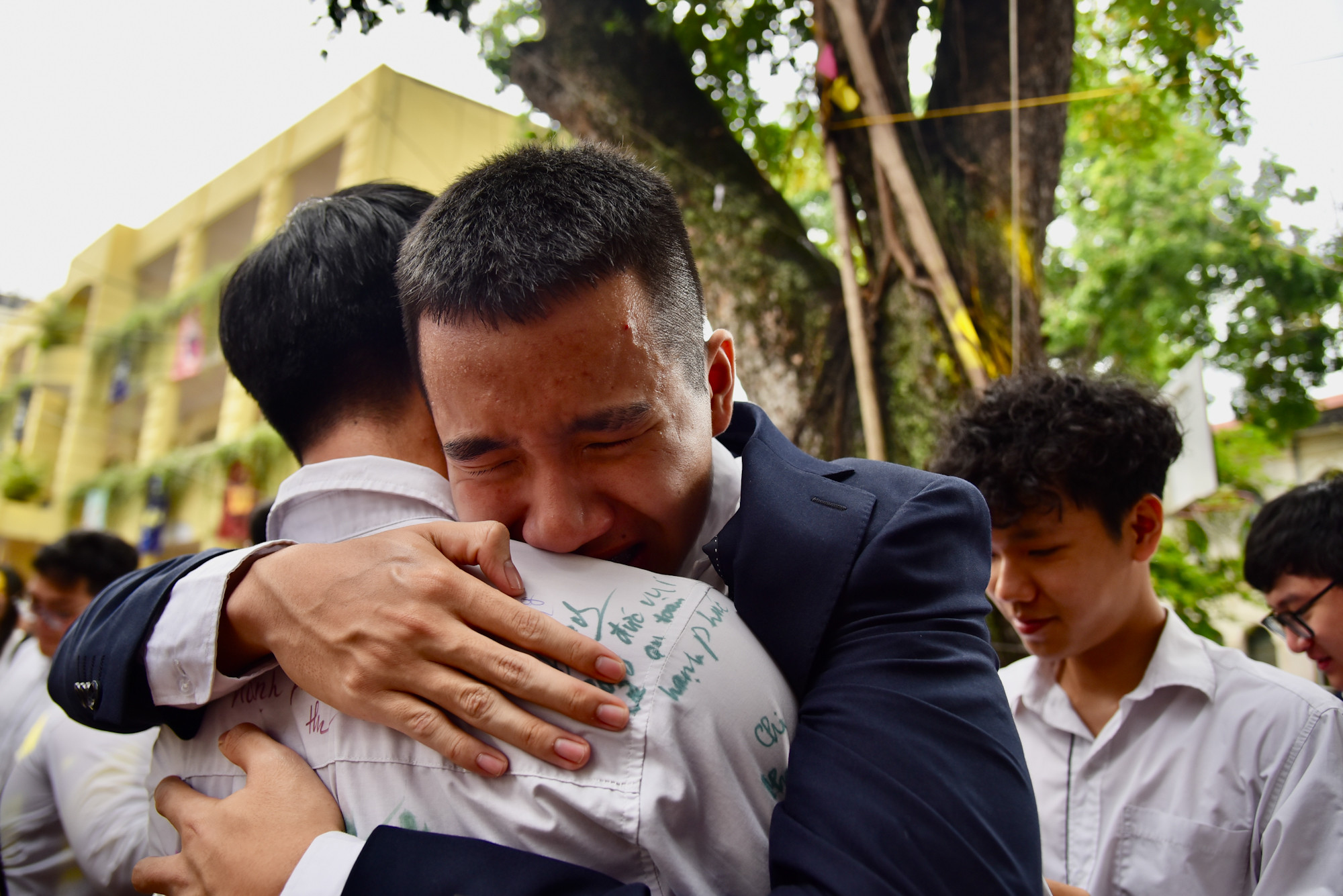 Ngô Minh Quân khóc nức nở trong những giây phút cuối cùng còn là học sinh “Em cảm thấy rất buồn và nuối tiếc vì em mới chuyển vào trường và cộng với thời gian cách ly do đại dịch nên em không có nhiều thời gian bằng các bạn, đây là khoảng thời gian đẹp nhất trong đời em”, Quân nghẹn ngào chia sẻ.