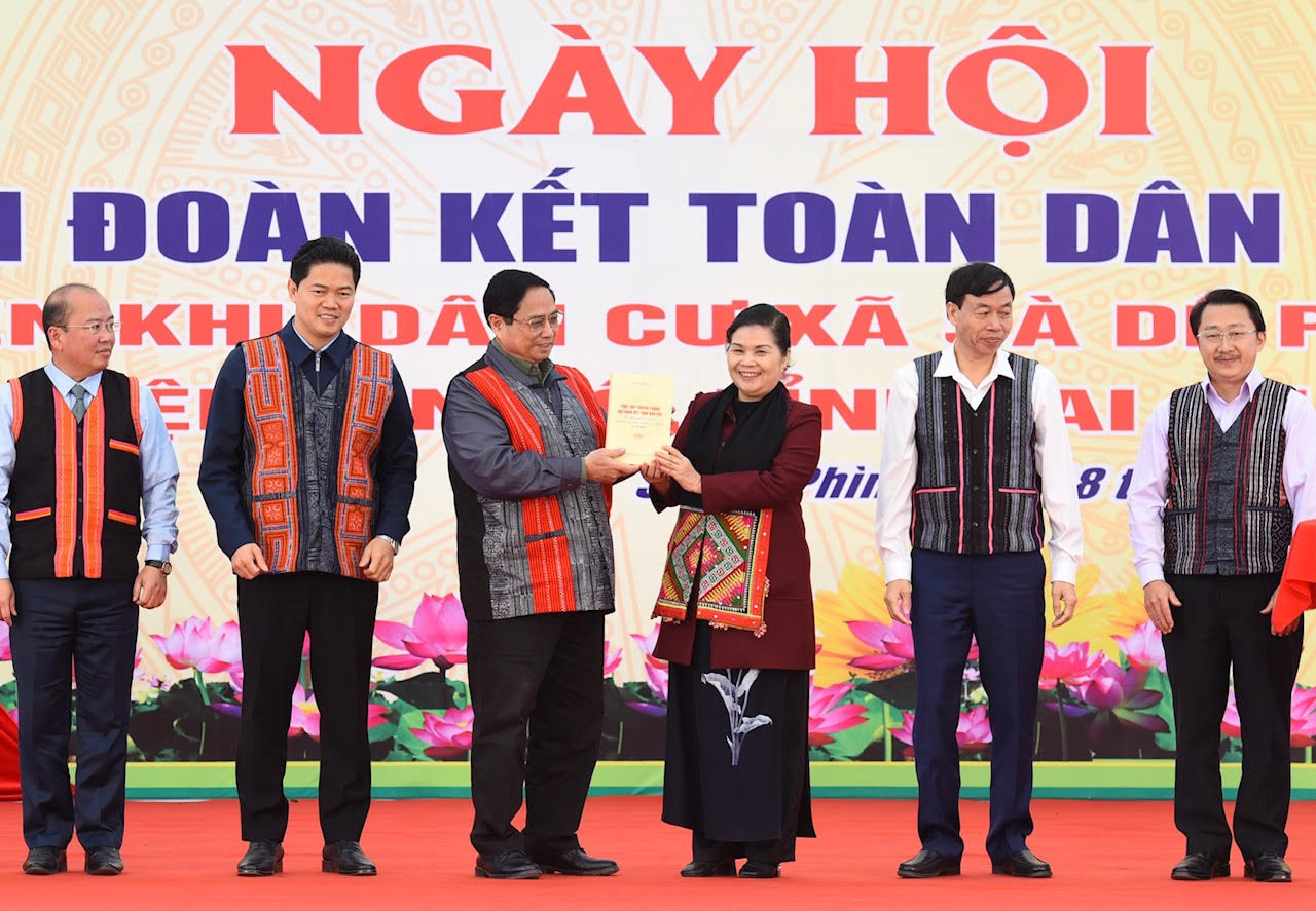 Thủ tướng Phạm Minh Chính tặng cuốn sách “Phát huy truyền thống Đại đoàn kết toàn dân tộc” của Tổng Bí thư Nguyễn Phú Trọng cho cán bộ và nhân dân tỉnh Lai Châu.