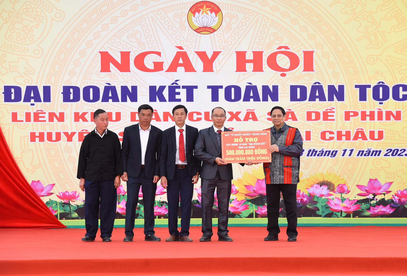 Thủ tướng Phạm Minh Chính tặng quà cho Trường học của xã Sà Dề Phìn, huyện Sìn Hồ, tỉnh Lai Châu.