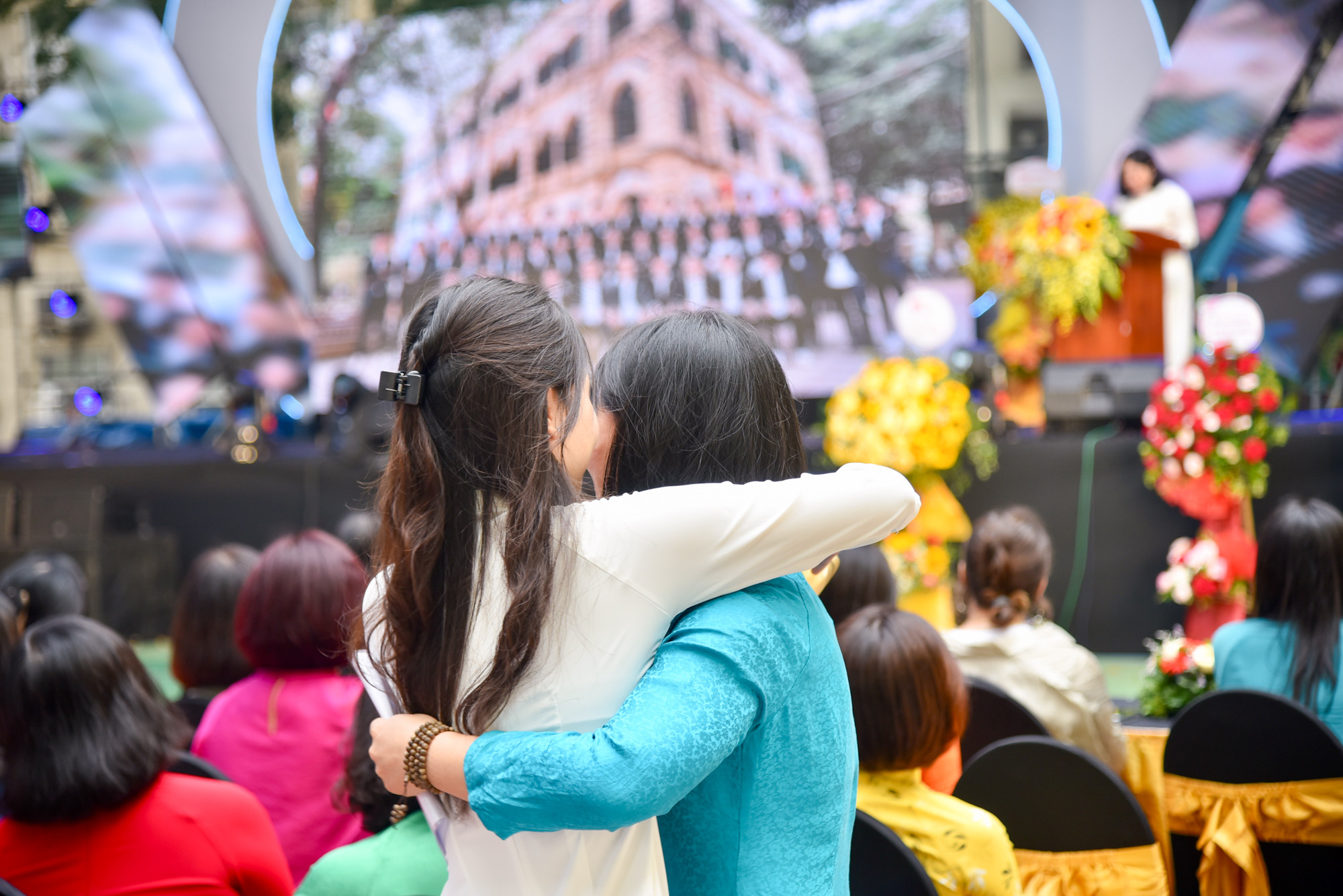 Những cái ôm thật chặt, tạm biệt thầy cô và mái trường thân thương với biết bao kỷ niệm.