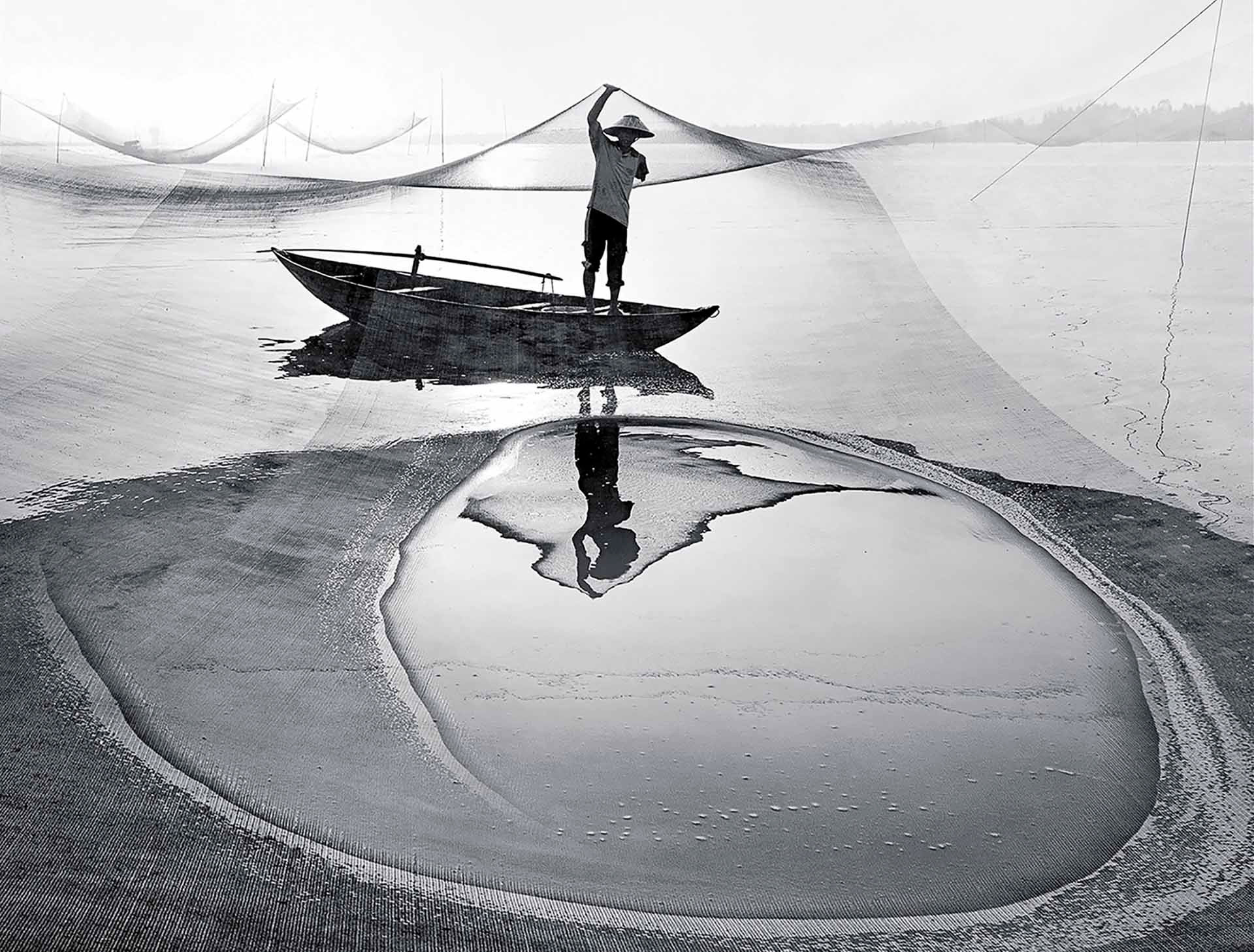 Tác phẩm "Một đời gắn bó", Đặng Kế Đức (Việt Nam), Huy chương Vàng VAPA, đề tài tự do cho ảnh đơn sắc.