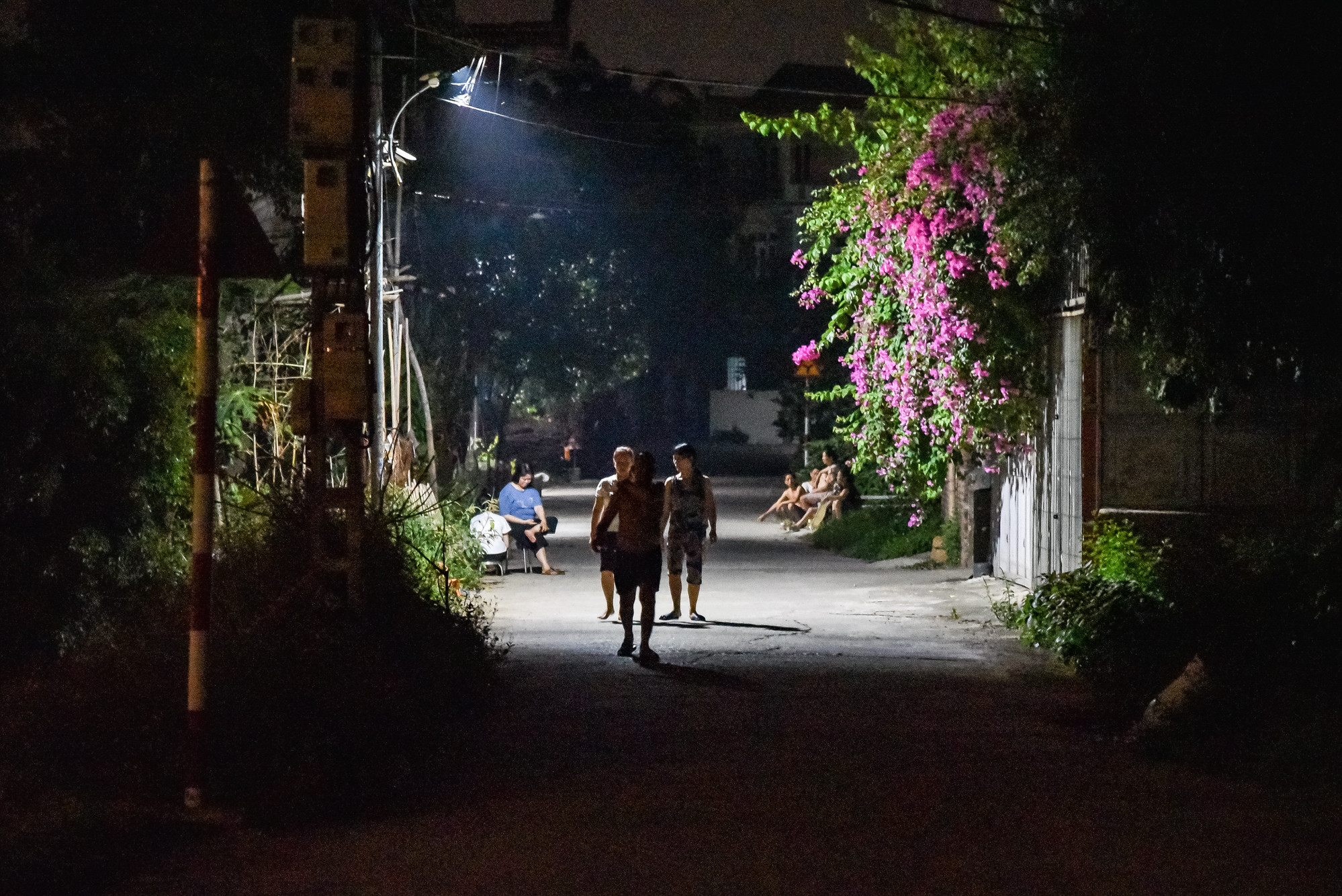 Thời tiết Hà Nội ngày 2/6 oi bức, nóng nực, nhiều hộ dân tại xóm 1, thôn Ngọc Bài trải qua nhiều giờ sống trong cảnh mất điện, không có điều hòa, quạt máy để giải nhiệt. Nguồn sáng duy nhất của họ chính là những chiếc đèn đường. Thời tiết Hà Nội ngày 2/6 oi bức, nóng nực, nhiều hộ dân tại xóm 1, thôn Ngọc Bài trải qua nhiều giờ sống trong cảnh mất điện, không có điều hòa, quạt máy để giải nhiệt. Nguồn sáng duy nhất của họ chính là những chiếc đèn đường.