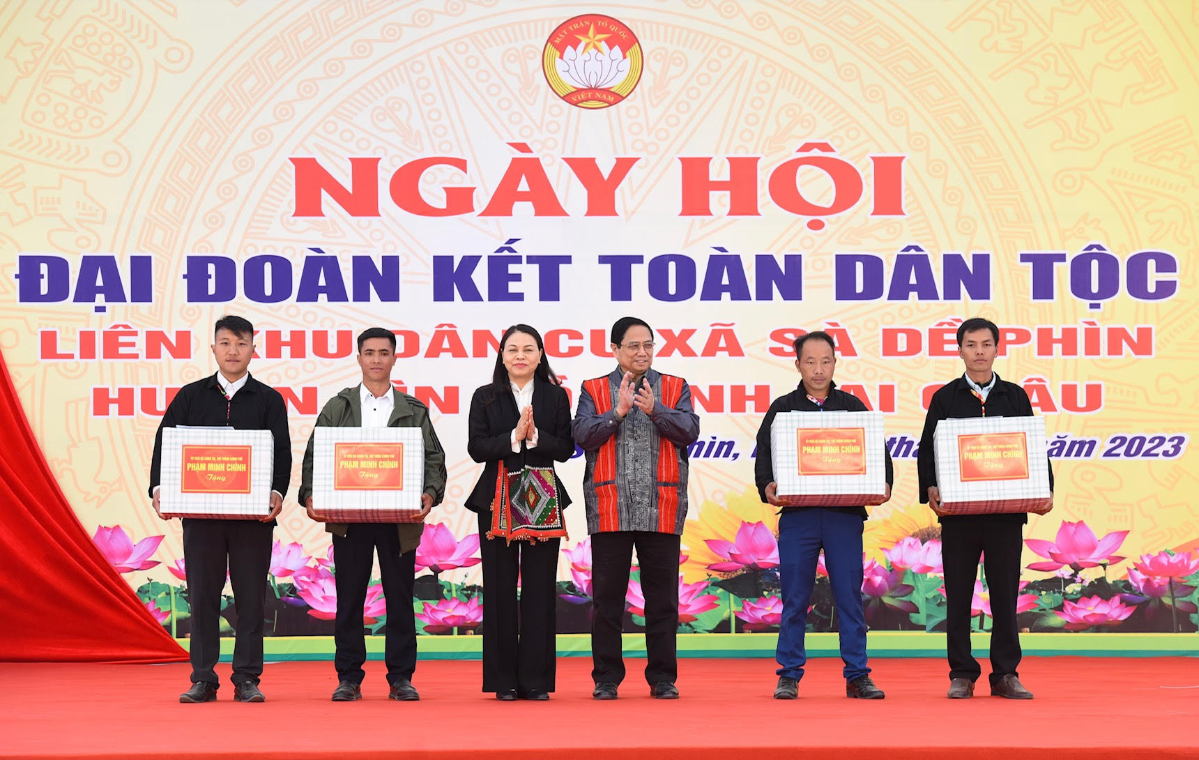 Thủ tướng Phạm Minh Chính tặng quà cho nhân dân tỉnh Lai Châu.