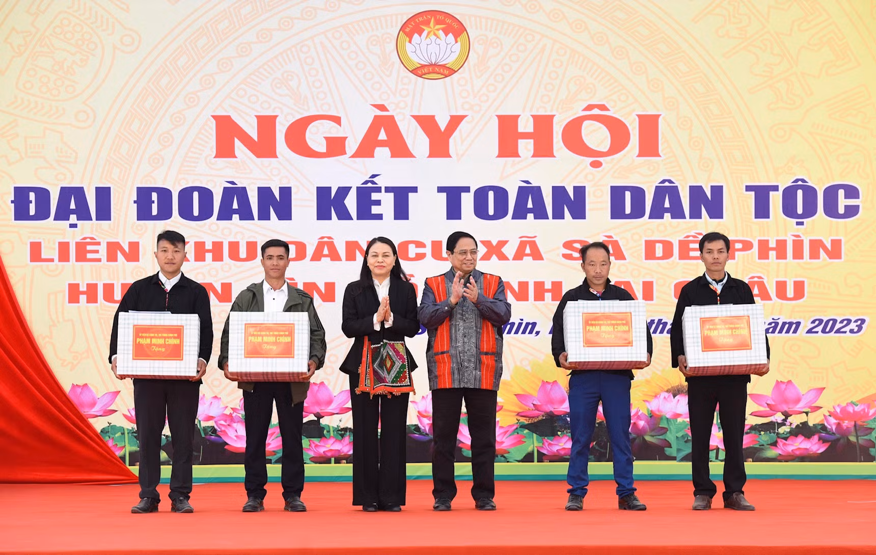 Thủ tướng Phạm Minh Chính tặng quà cho nhân dân tỉnh Lai Châu.