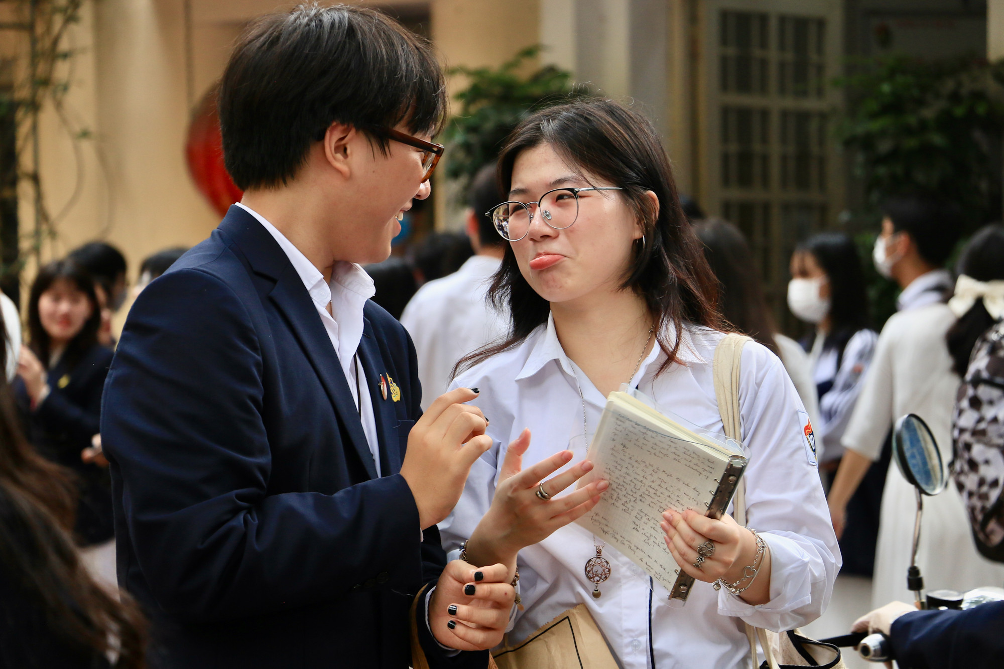 Một bạn nữ hạnh phúc khi nhận được những dòng lưu bút xúc động và ý nghĩa đến từ người bạn thân của mình.