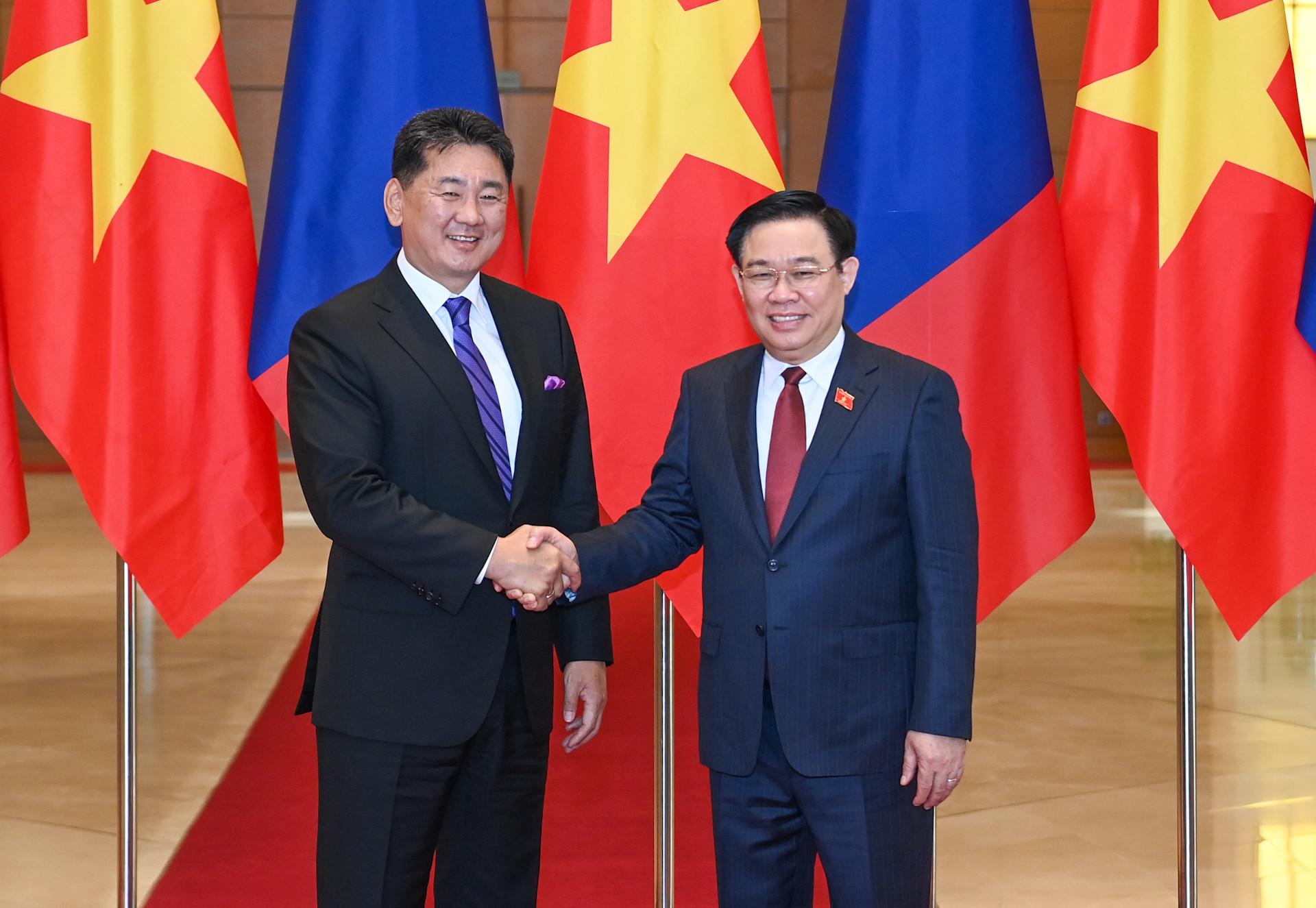 Chủ tịch Quốc hội Vương Đình Huệ và Tổng thống Mông Cổ Ukhnaagiin Khurelsukh. Chủ tịch Quốc hội Vương Đình Huệ và Tổng thống Mông Cổ Ukhnaagiin Khurelsukh.