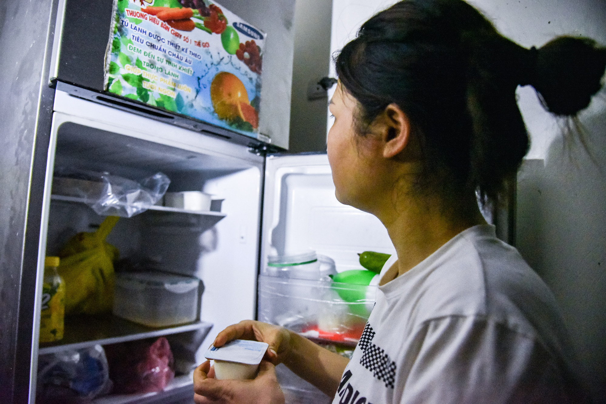 Gia đình chị Nguyễn Thị Thu (thôn Ngọc Bài) phải bỏ hết đồ ăn ra khỏi tủ lạnh vì sợ bị hỏng. “Nóng như thế này, tủ lạnh lại không có điện nên tôi phải xử lý nhanh để tránh đồ ăn bị ôi thiu, tuy vậy, sữa chua, sữa uống và kem mua cho các con giờ xác định là hỏng hết”, chị Thu buồn bã nói. Gia đình chị Nguyễn Thị Thu (thôn Ngọc Bài) phải bỏ hết đồ ăn ra khỏi tủ lạnh vì sợ bị hỏng. “Nóng như thế này, tủ lạnh lại không có điện nên tôi phải xử lý nhanh để tránh đồ ăn bị ôi thiu, tuy vậy, sữa chua, sữa uống và kem mua cho các con giờ xác định là hỏng hết”, chị Thu buồn bã nói.