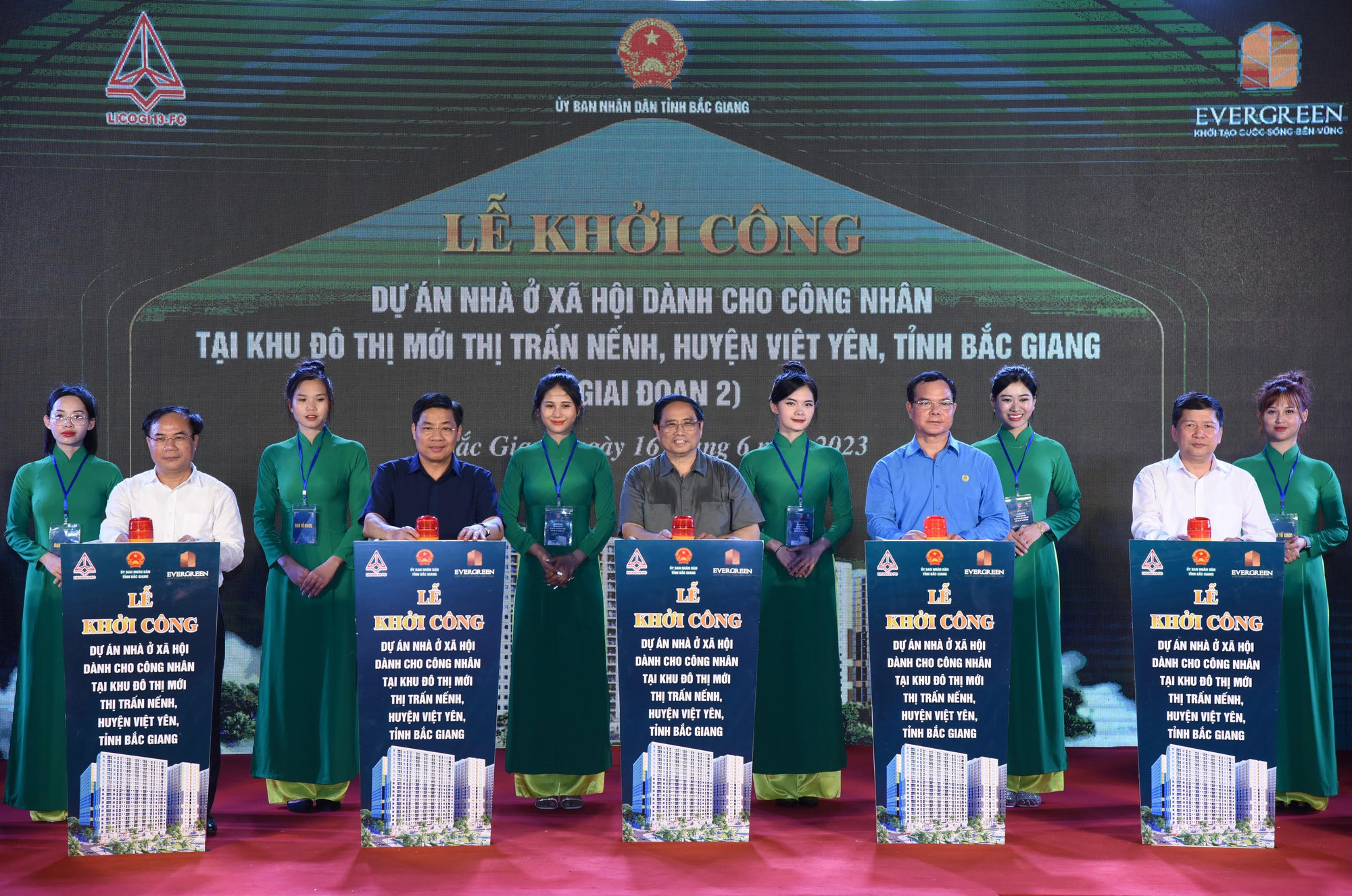 Thủ tướng và các đại biểu nhấn nút khởi công dự án.