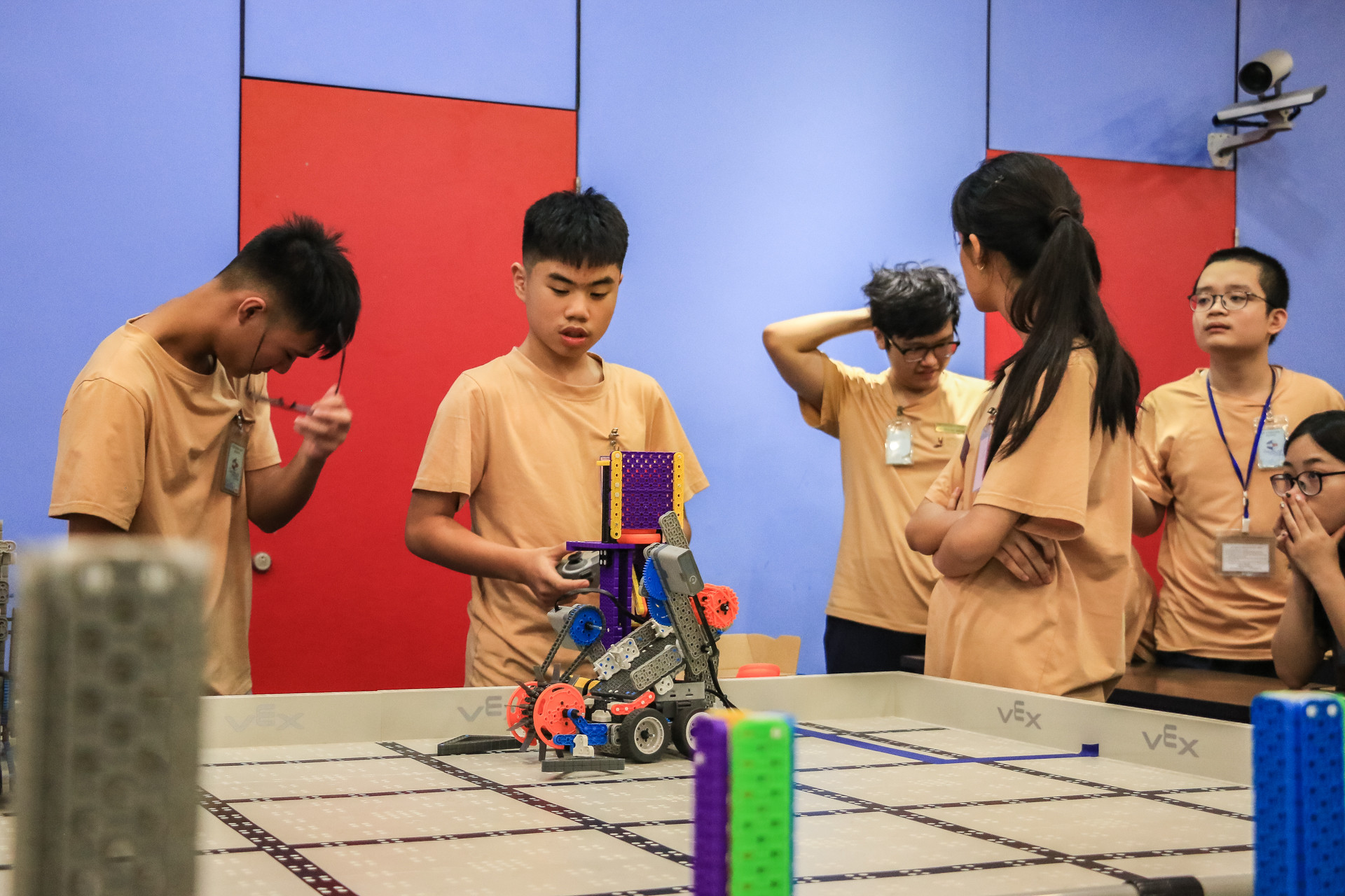 Không ít lần các đội thi phải “vò đầu bứt tai” khi robot gặp sự cố ngay trên sân đấu. Không ít lần các đội thi phải “vò đầu bứt tai” khi robot gặp sự cố ngay trên sân đấu.