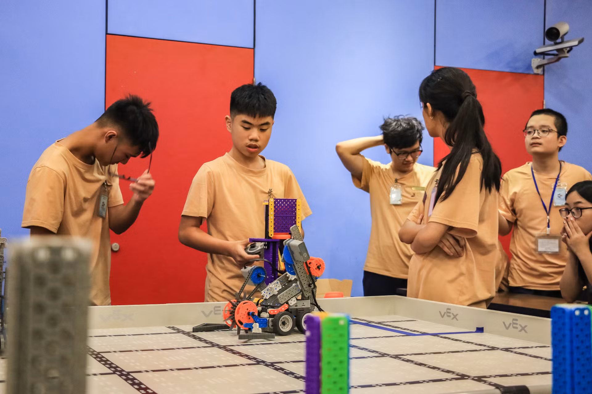 Không ít lần các đội thi phải “vò đầu bứt tai” khi robot gặp sự cố ngay trên sân đấu.