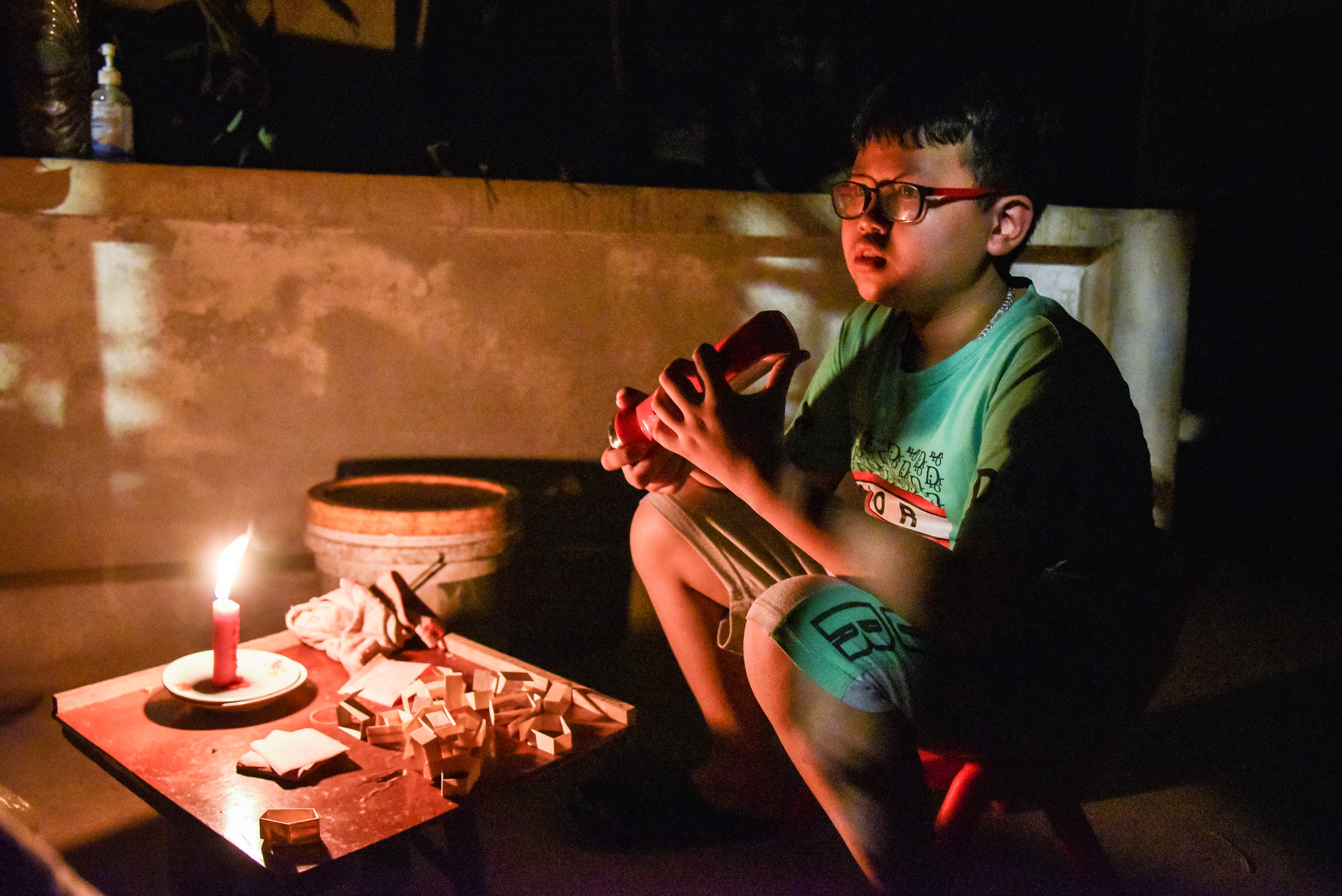 Huy Phước (11 tuổi) được bố mẹ cho về nhà ông bà nội chơi nhân dịp nghỉ hè, nhưng hôm nay em đã phải di chuyển qua nhà người thân 3 lần để tránh nóng. “Buổi sáng em được bà đưa qua nhà bác chơi vì bên đó có điện, đến 10 giờ sáng khu đó lại mất điện nên bà đưa em về nhà dì. Đầu giờ chiều nhà dì cũng bị mất điện nên em và bà đành phải quay về nhà”, Phước cho biết. Huy Phước (11 tuổi) được bố mẹ cho về nhà ông bà nội chơi nhân dịp nghỉ hè, nhưng hôm nay em đã phải di chuyển qua nhà người thân 3 lần để tránh nóng. “Buổi sáng em được bà đưa qua nhà bác chơi vì bên đó có điện, đến 10 giờ sáng khu đó lại mất điện nên bà đưa em về nhà dì. Đầu giờ chiều nhà dì cũng bị mất điện nên em và bà đành phải quay về nhà”, Phước cho biết.