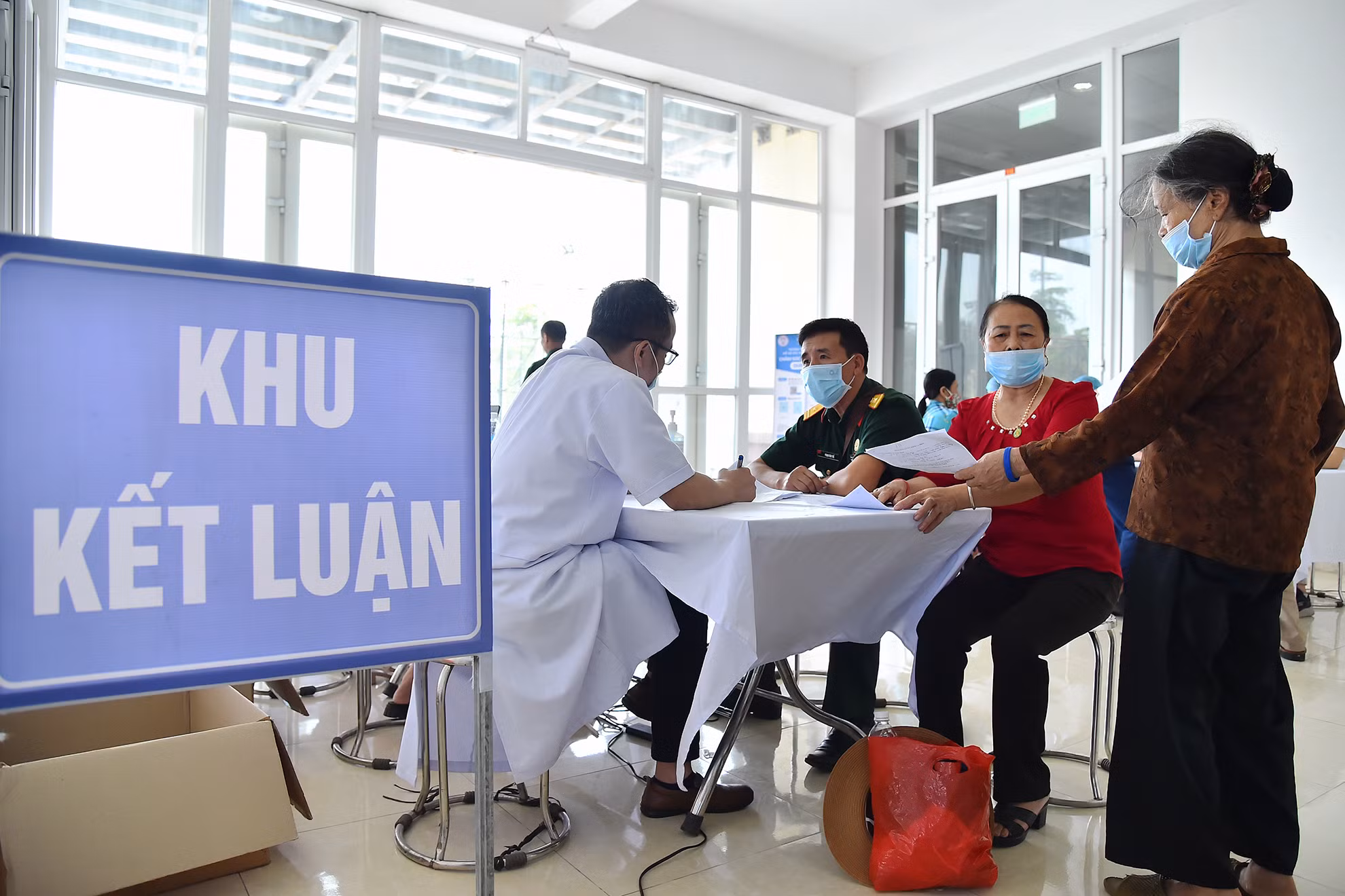 Hồ sơ sức khỏe này sẽ được sử dụng cho những lần khám bệnh sau và theo người dân trọn đời. Ngoài ra, huyện Mê Linh sẽ đồng bộ hóa những dữ liệu này vào hệ thống quản lý sức khỏe toàn dân, qua đó làm cơ sở để kiểm soát, sàng lọc, tư vấn, chăm sóc sức khỏe người dân trên địa bàn được tốt hơn.