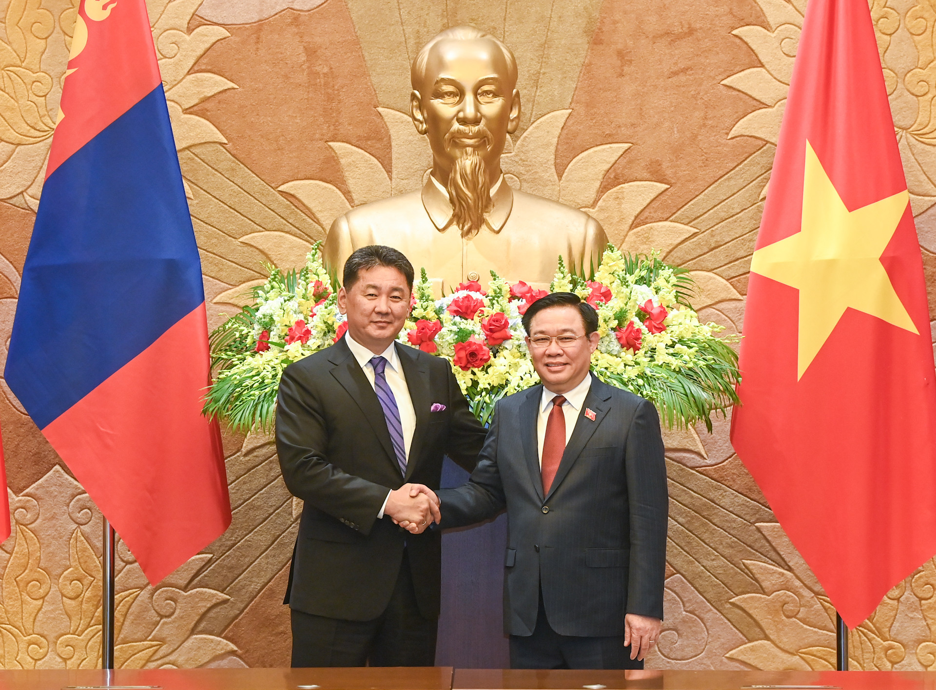 Chủ tịch Quốc hội Vương Đình Huệ và Tổng thống Mông Cổ Ukhnaagiin Khurelsukh tại buổi hội kiến. Chủ tịch Quốc hội Vương Đình Huệ và Tổng thống Mông Cổ Ukhnaagiin Khurelsukh tại buổi hội kiến.