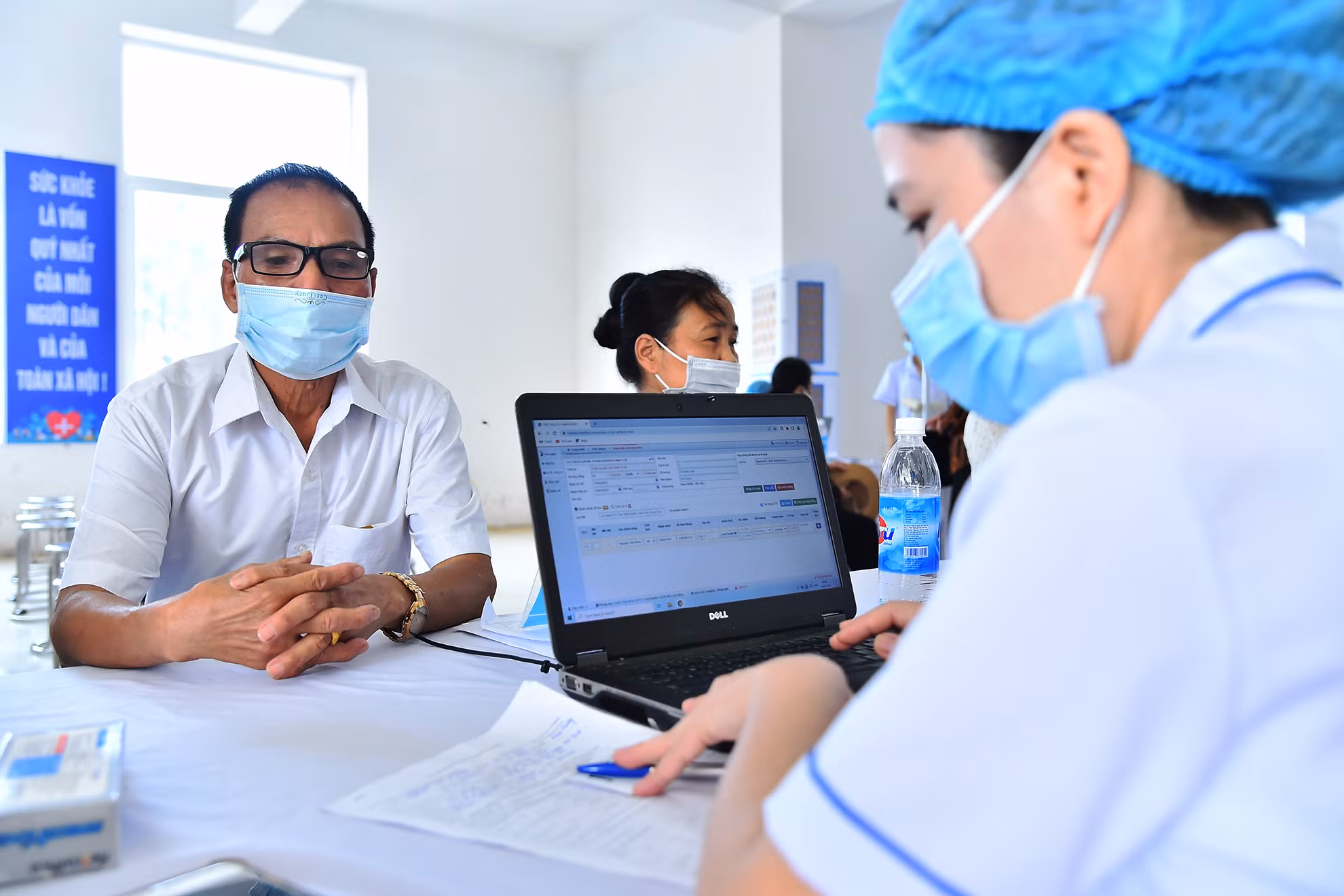 Hoạt động khám sức khỏe cho người dân được triển khai từ ngày 24/4 đến hết tháng 5 với sự tham gia của hơn 400 các y, bác sĩ giỏi, có nhiều kinh nghiệm đến từ 15 bệnh viện lớn như: Bệnh viện Đại học Y Hà Nội, Bệnh viện Bệnh Nhiệt Đới Trung Ương, Bệnh viện Medlatec, Bệnh viện Tim Hà Nội, Bệnh viện Mắt Hà Nội,…