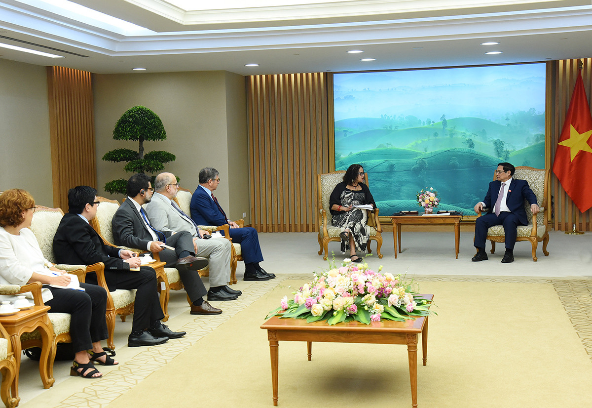 Các thành viên đi cùng Bộ trưởng Khoa học, Công nghệ và Đổi mới Brazil Luciana Santos tham dự buổi tiếp.