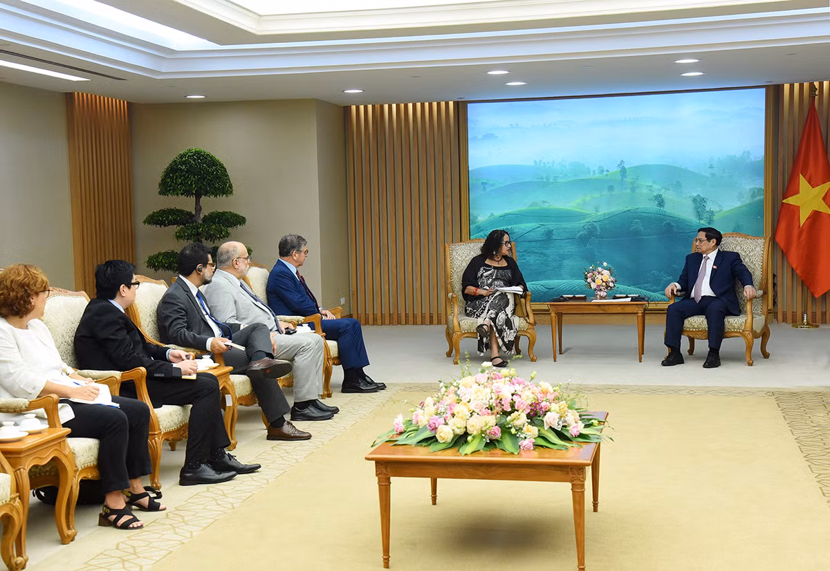 Các thành viên đi cùng Bộ trưởng Khoa học, Công nghệ và Đổi mới Brazil Luciana Santos tham dự buổi tiếp.