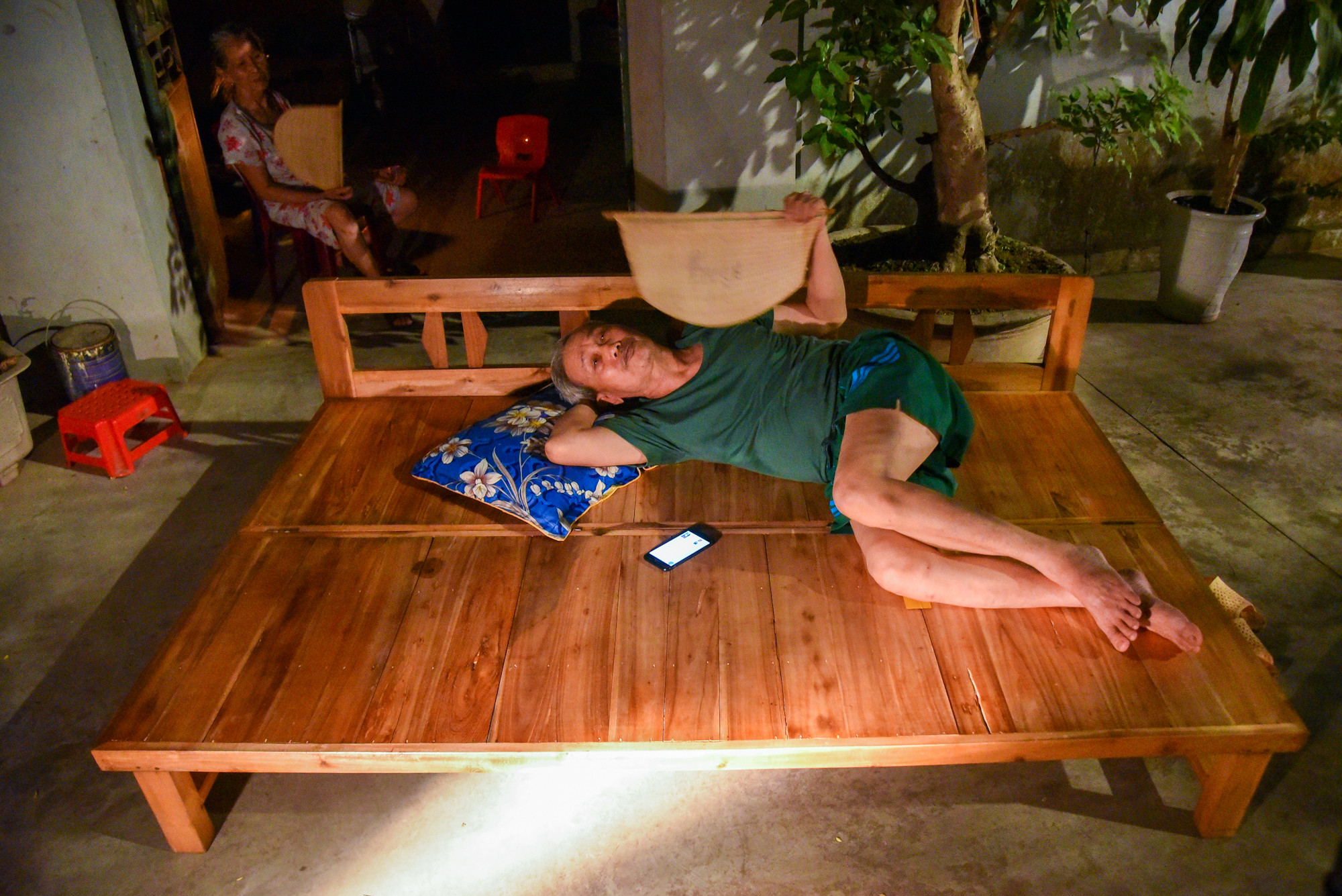 Ông Phí Hữu Khuê (78 tuổi) mang cả giường, chiếu và bàn ghế ra ngoài đường để nằm. Ông chia sẻ: “Thời tiết giờ quá nóng, lại còn mất điện cả ngày, người lớn còn không chịu được nữa là người già và trẻ em”. Ông Phí Hữu Khuê (78 tuổi) mang cả giường, chiếu và bàn ghế ra ngoài đường để nằm. Ông chia sẻ: “Thời tiết giờ quá nóng, lại còn mất điện cả ngày, người lớn còn không chịu được nữa là người già và trẻ em”.