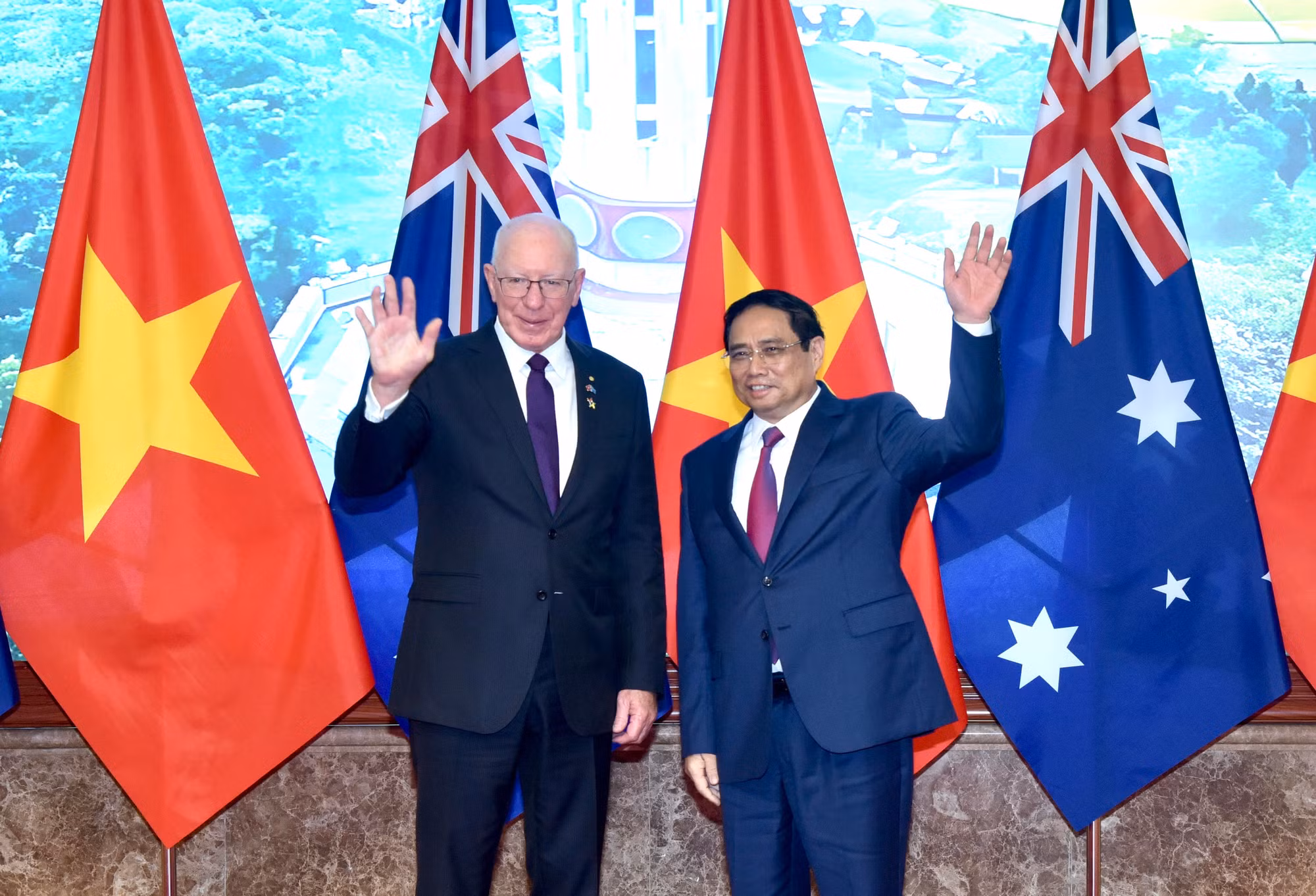 Thủ tướng Phạm Minh Chính và Toàn quyền Australia David chào các phóng viên của các cơ quan thông tấn báo chí.